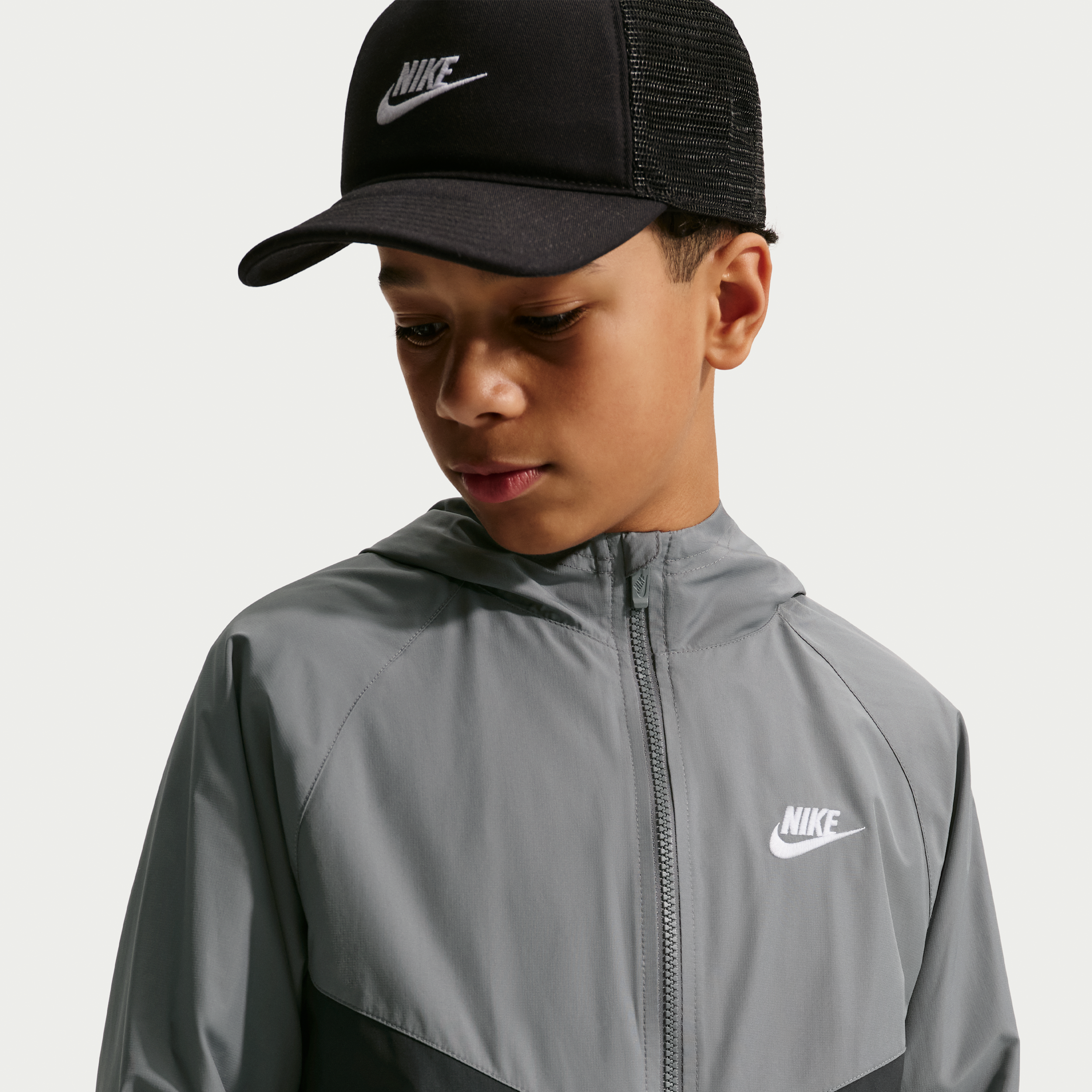 Thumbnail - Nike Windrunner Repel-Jacke mit Kapuze für ältere Kinder - Grau