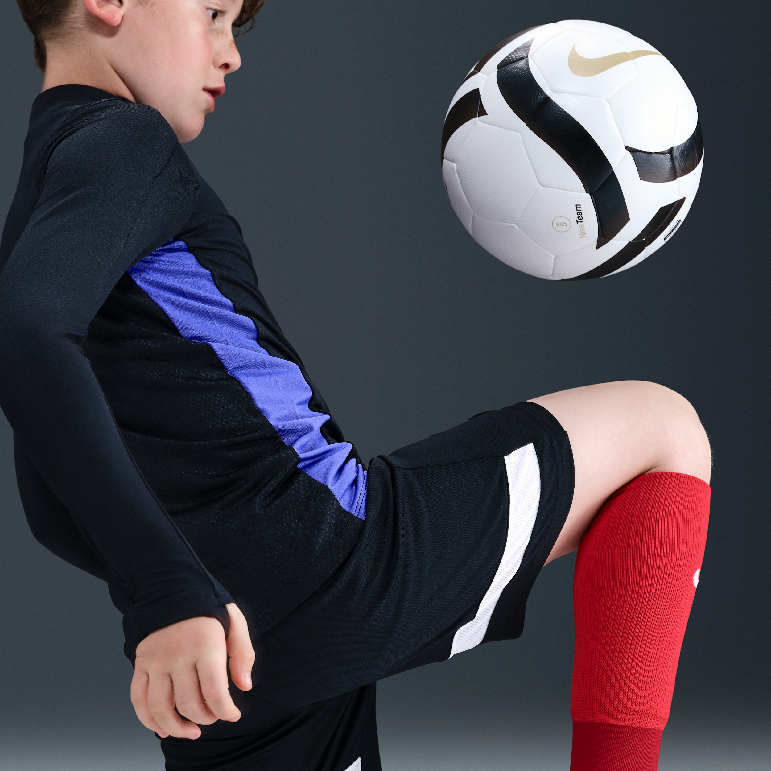 Thumbnail - FC Barcelona Strike Away Kobe Pre-Match-Fußball-Drill-Oberteil mit Dri-FIT-Technologie (ältere Kinder) - Schwarz