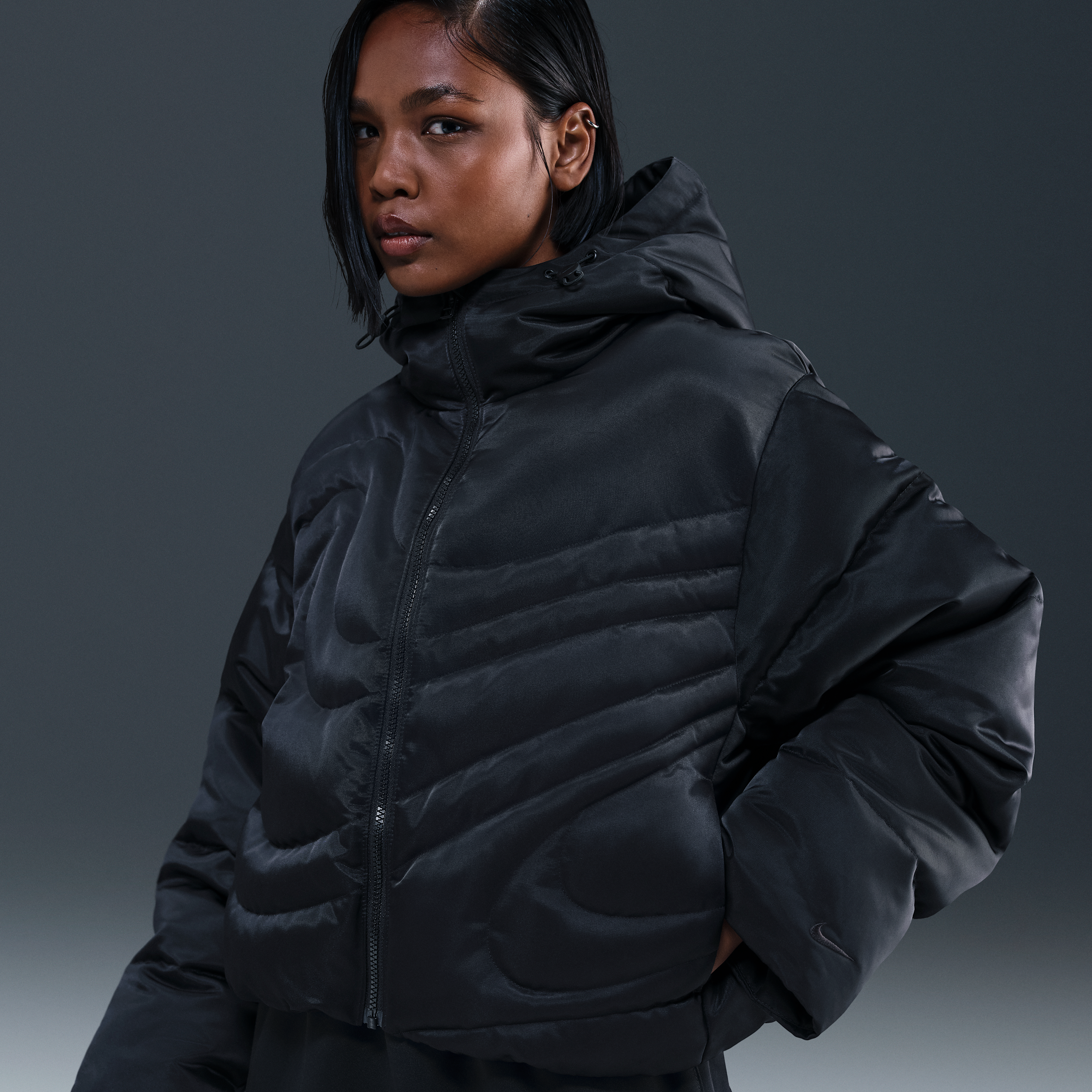 Thumbnail - Nike Swoosh Series Oversize-Puffer-Jacke mit Daunenfüllung und Therma-FIT-Technologie (Damen) - Schwarz