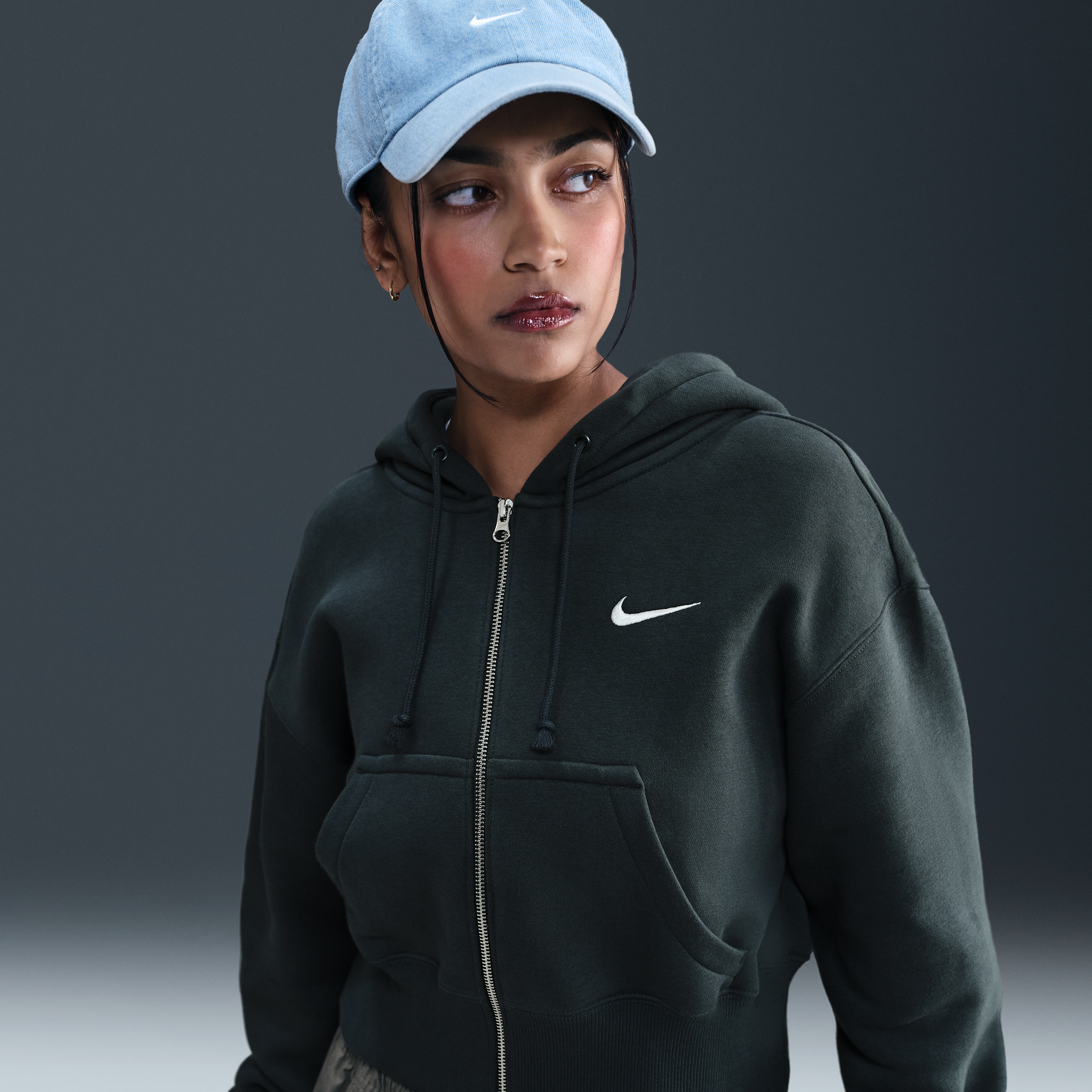 Thumbnail - Nike Phoenix Fleece Kapuzenjacke mit verkürztem Schnitt und weiter Passform (Damen) - Grün