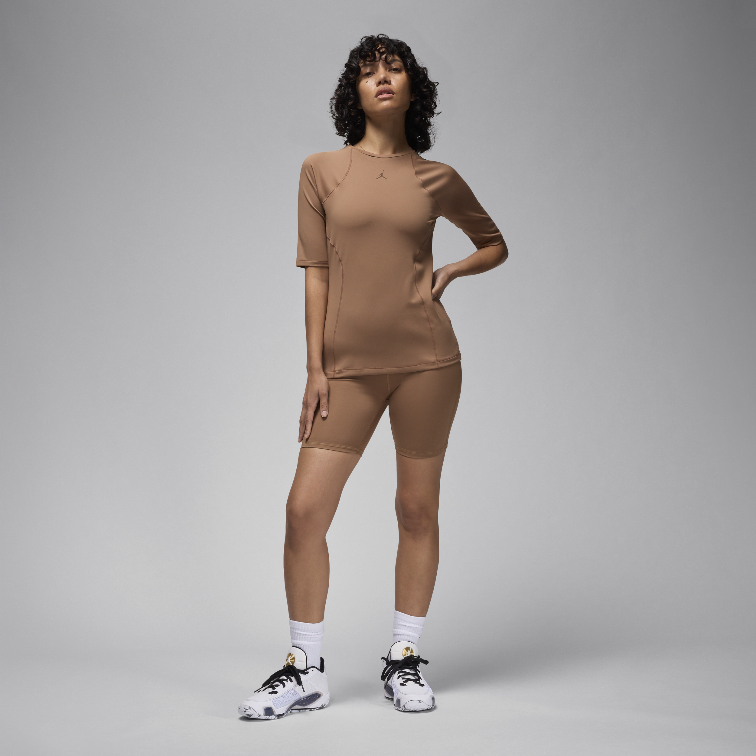 Haut à manches courtes Double Threat Jordan Sport pour femme - Marron