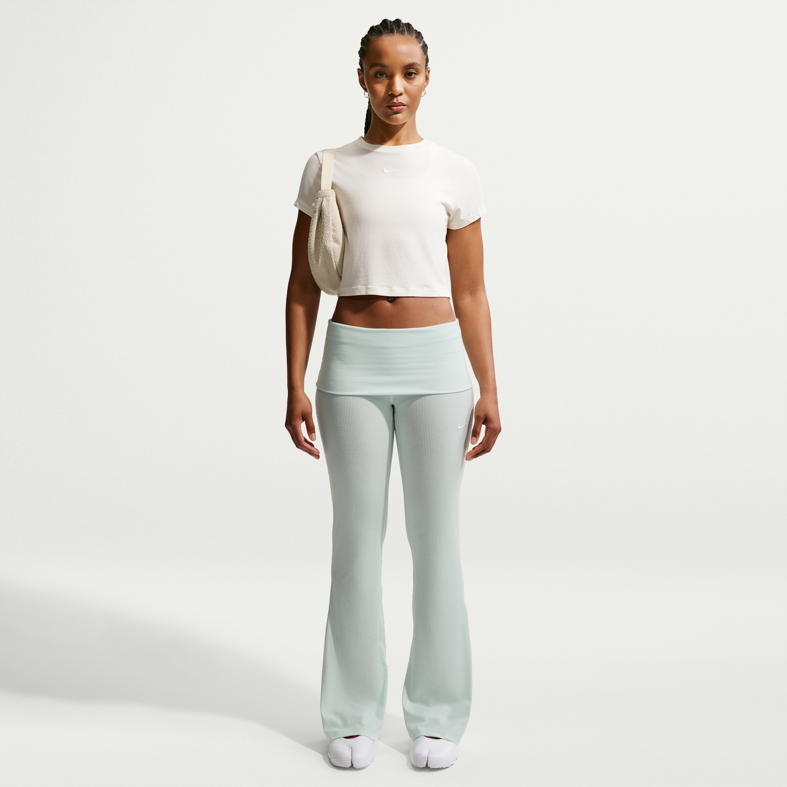 Thumbnail - Nike Chill Knit eng geschnittene Ripp-Hose mit mittelhohem Bund (Damen) - Grün