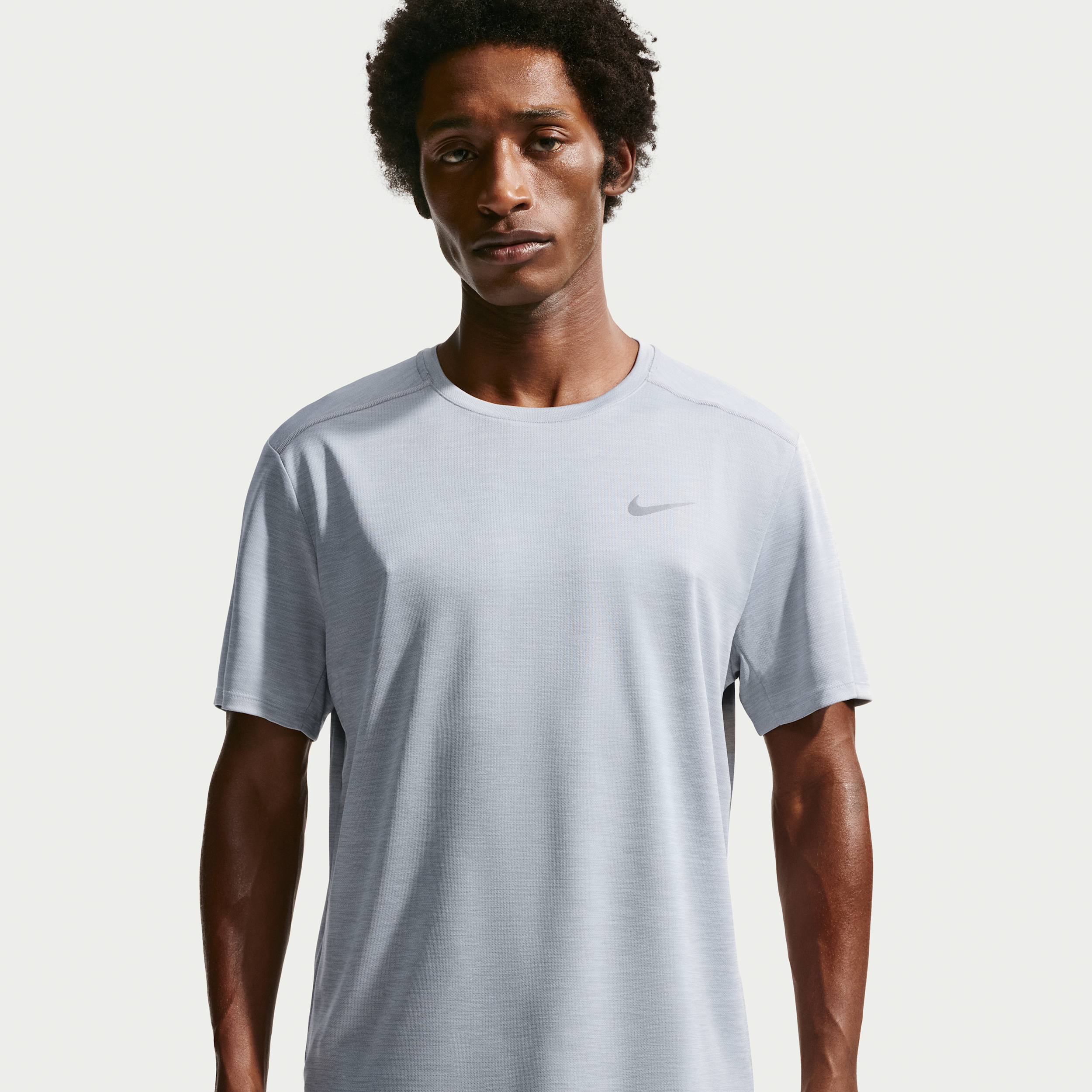 Nike Miler Dri-FIT-løbeoverdel med korte ærmer til mænd - grå