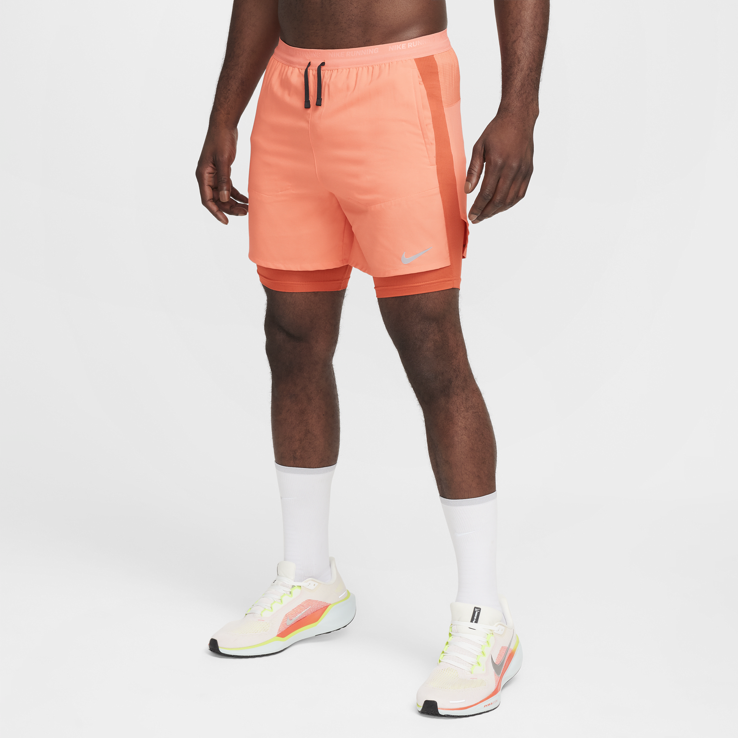 Image of Nike Stride Dri-FIT hybride hardloopshorts voor heren (13 cm) - Roze