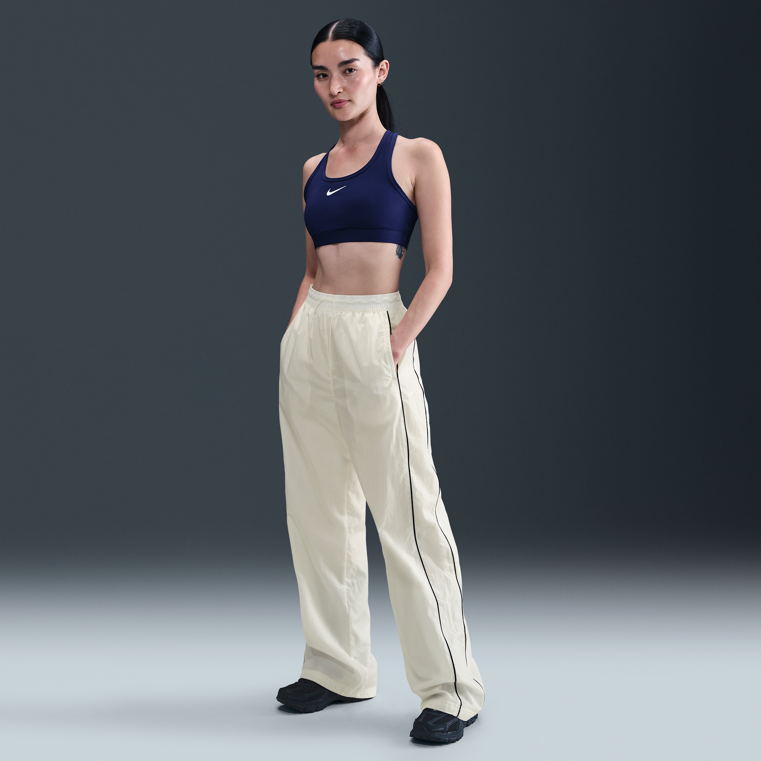 Nike Windrunner geweven damesbroek met hoge taille en open zomen - Wit
