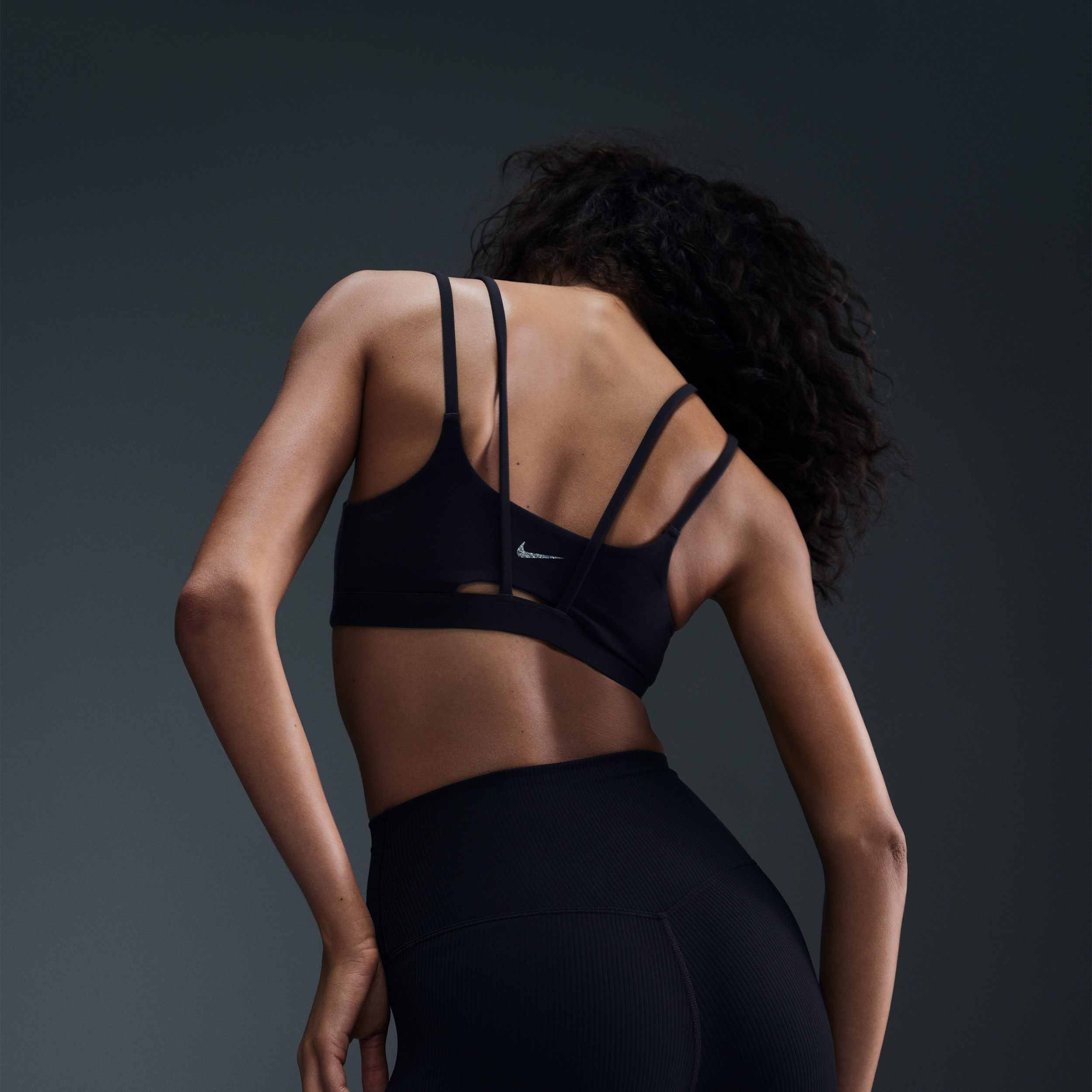 Thumbnail - Gepolsterter Nike Zenvy Strappy Sport-BH mit leichtem Halt - Schwarz