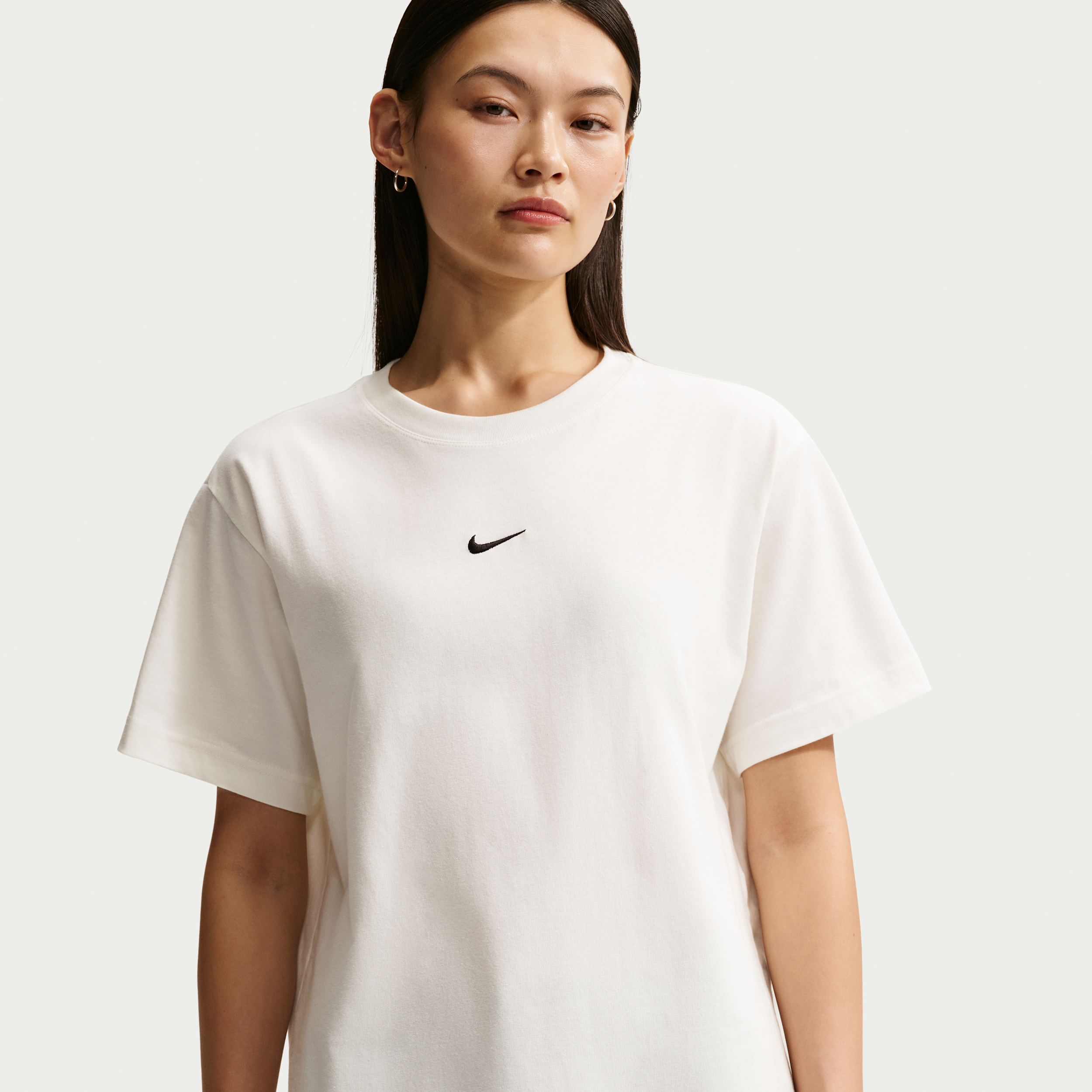 Thumbnail - Nike Classic Oversize-T-Shirt (Damen) - Weiß