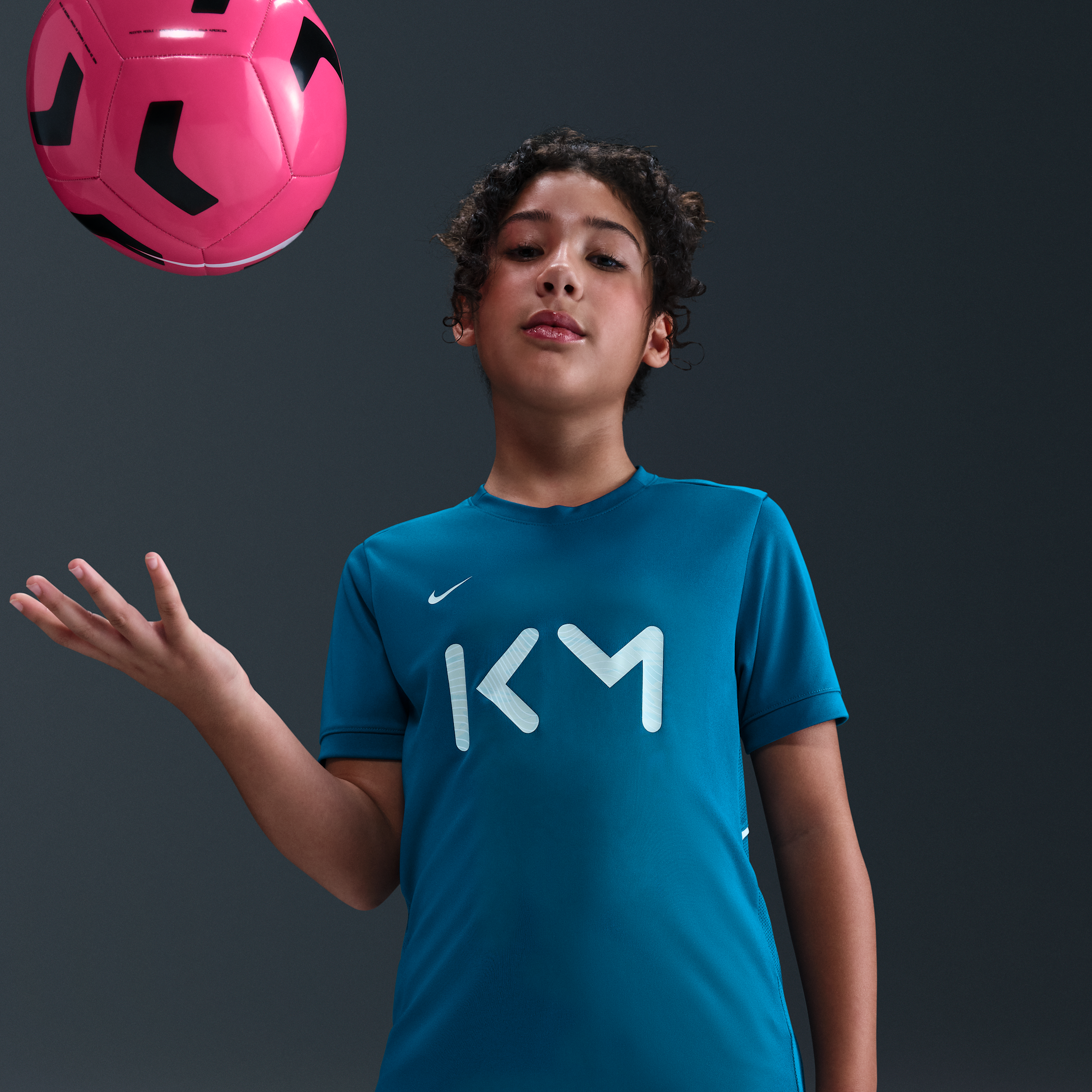 Thumbnail - Kylian Mbappé Academy Nike Dri-FIT Fußball-Top mit kurzen Ärmeln (ältere Kinder) - Blau