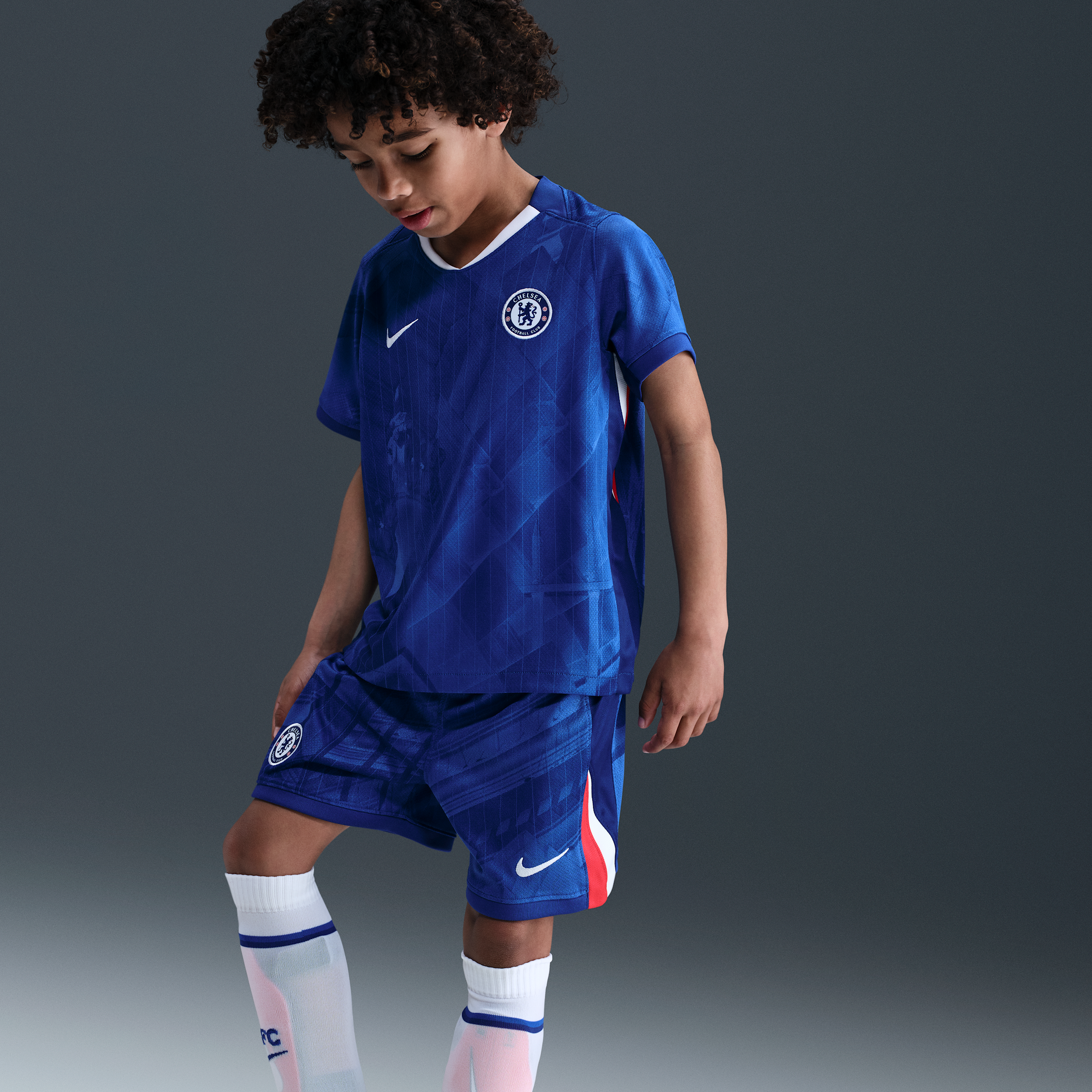 Thumbnail - FC Chelsea 2025/26 Stadium Home dreiteiliges Nike Replika Fußballtrikot-Set (jüngere Kinder) - Blau
