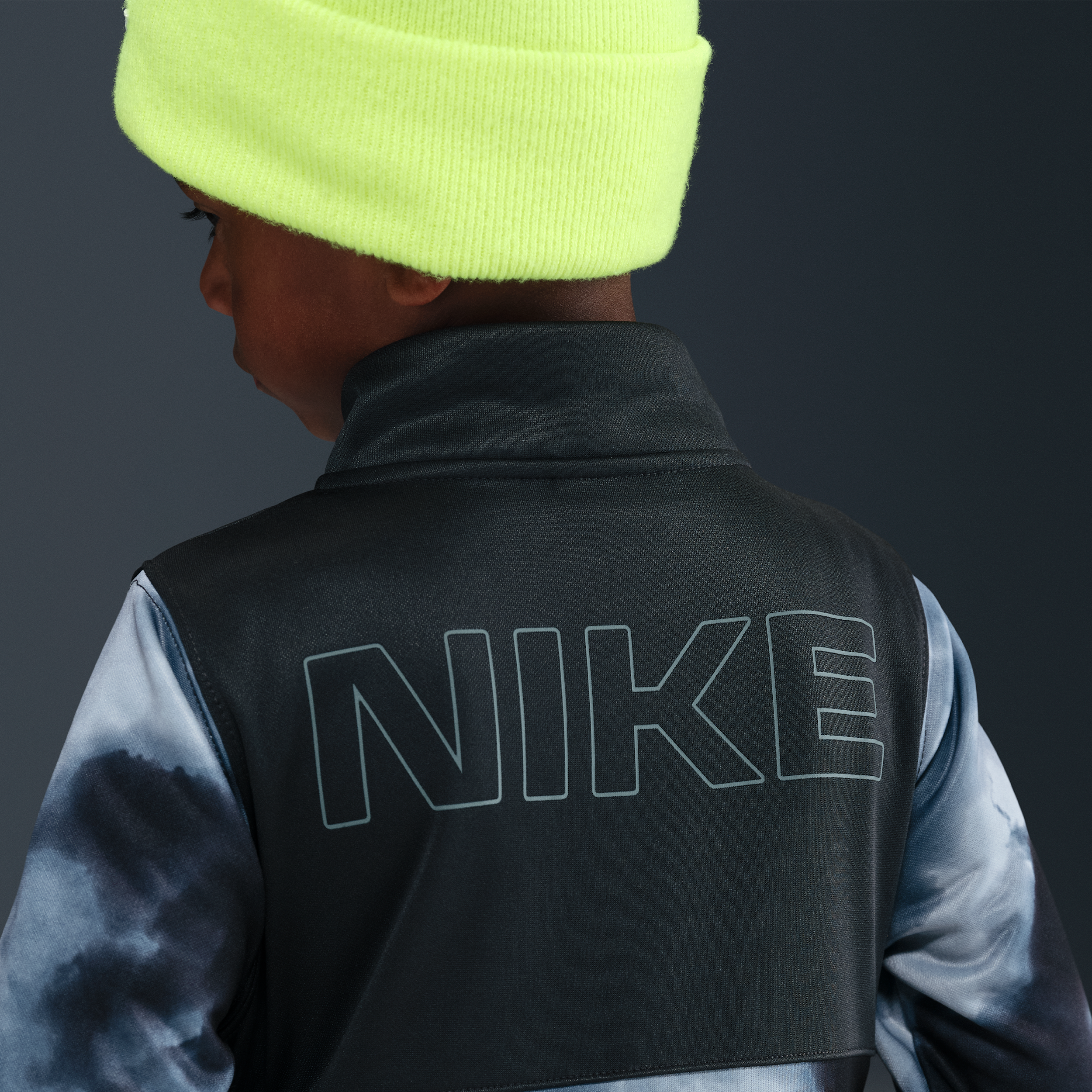 Thumbnail - Nike Dri-FIT zweiteiliges Futura Storm Propus Set mit Print (jüngere Kinder) - Grau