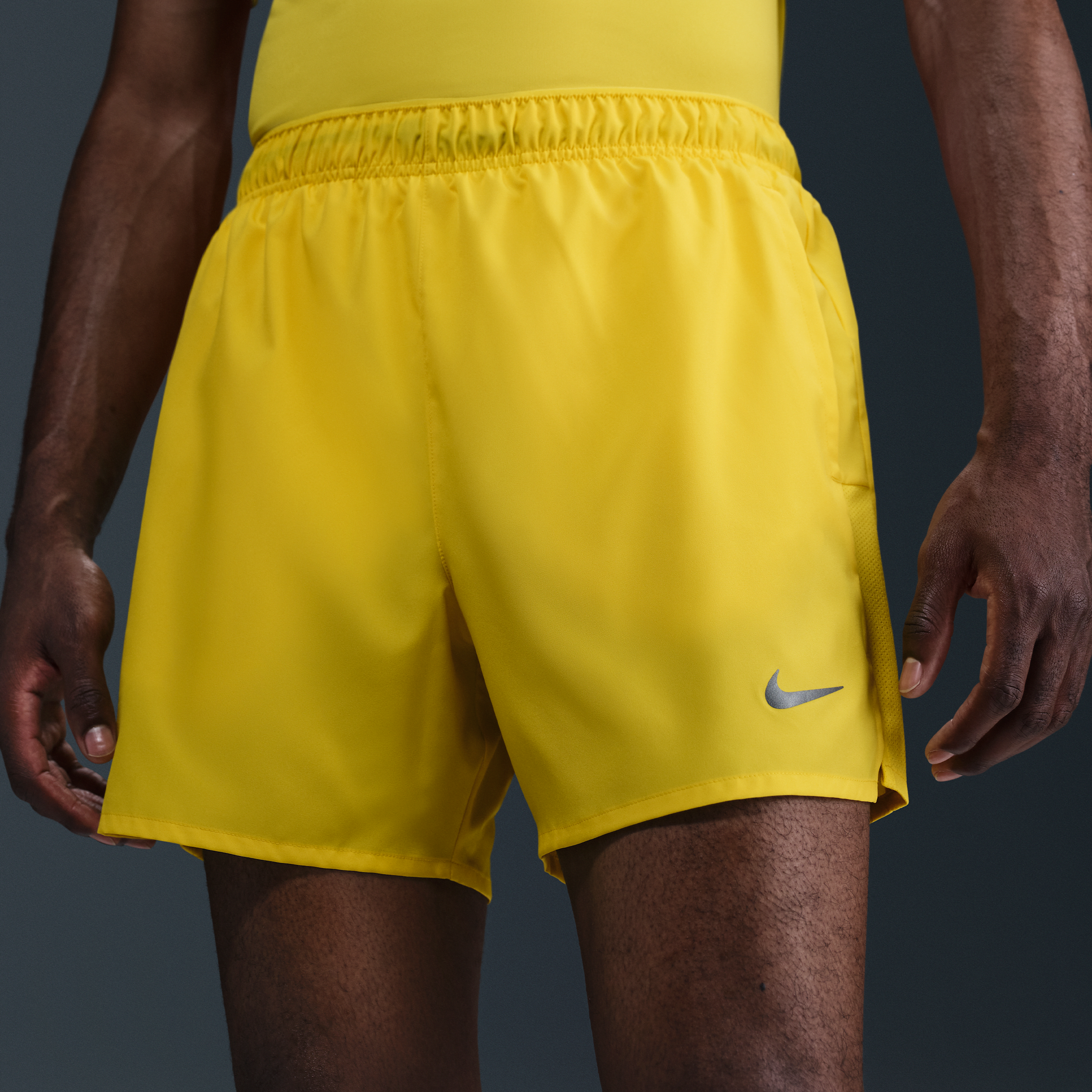 Short de running avec sous-short intégré 13 cm Dri-FIT Nike Challenger pour homme - Jaune