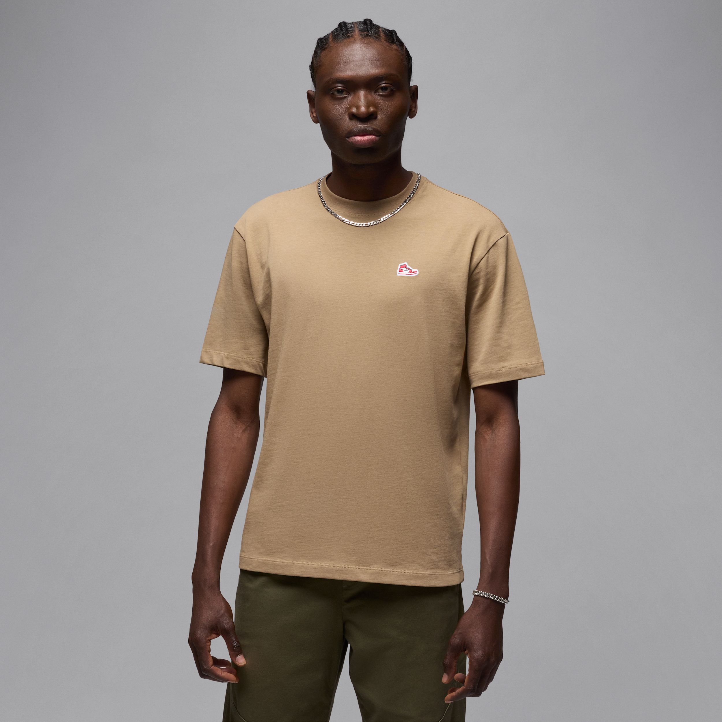 t-shirt-a-ecusson-sneaker-jordan-pour-homme-marron-nike-store-40881362878