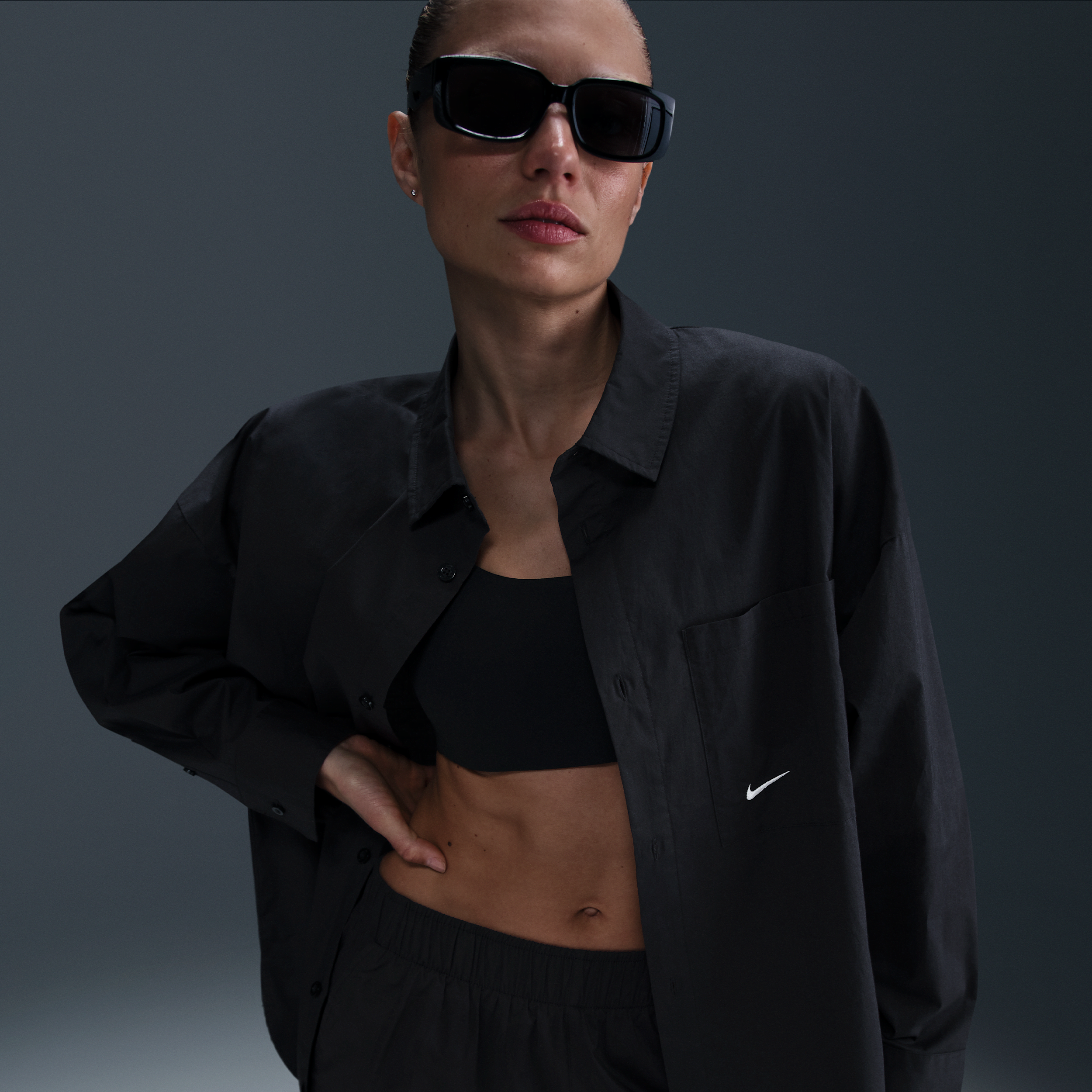 Thumbnail - Nike Sportswear Chill Poplin Longsleeve mit weiter Passform und Knopfverschluss (Damen) - Schwarz