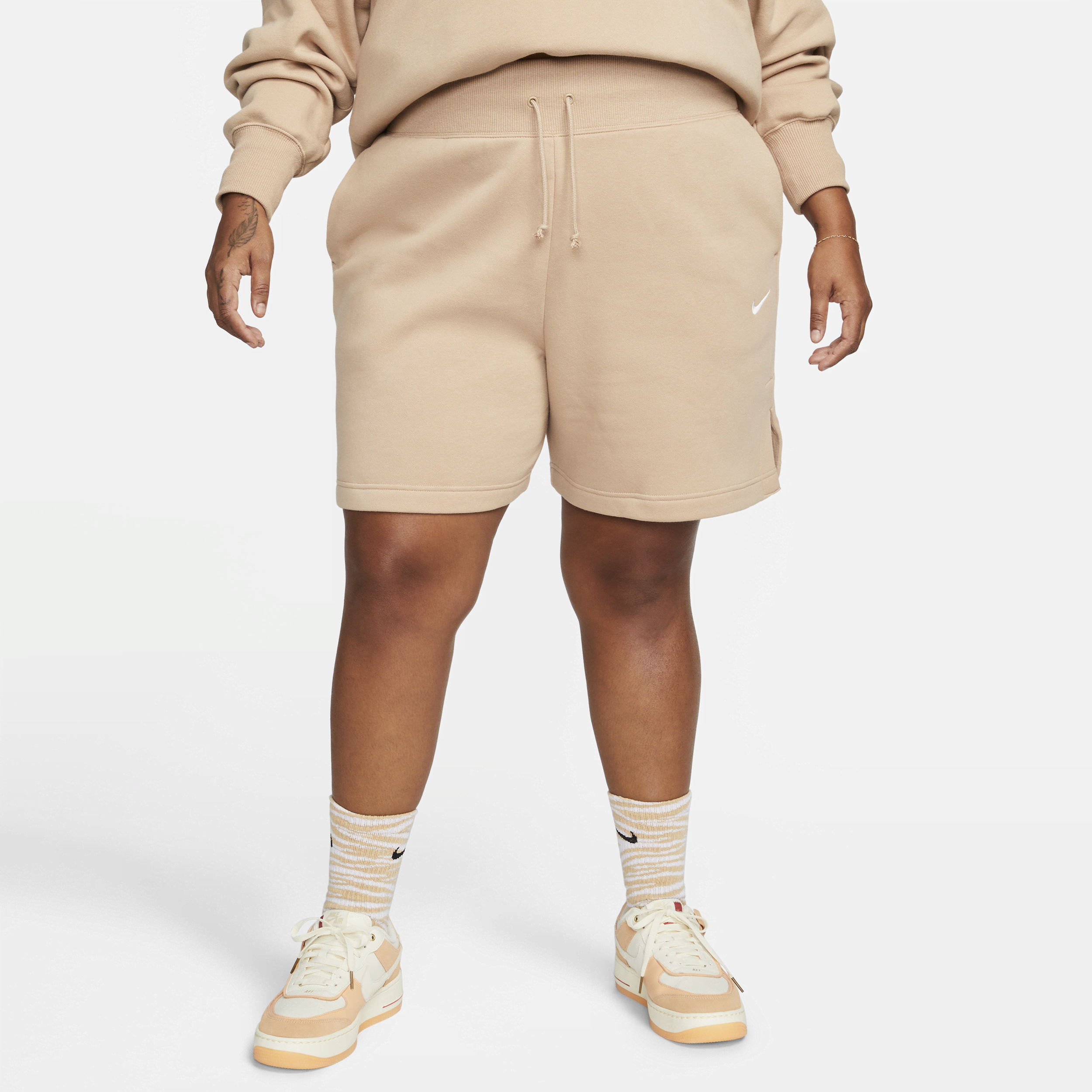 Nike Sportswear Phoenix Fleece Damesshorts met hoge taille en ruimvallende pasvorm (Plus Size) Bruin