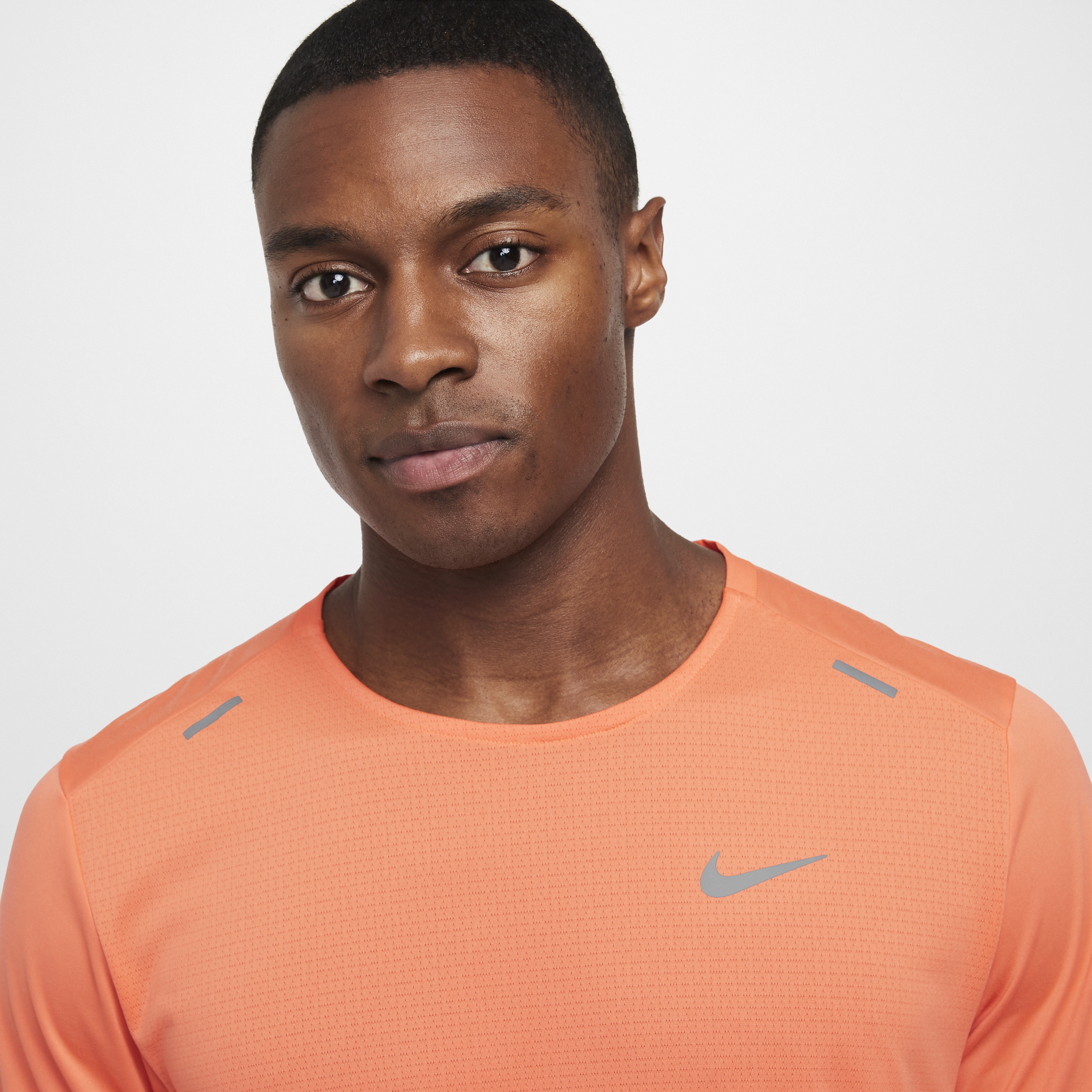 Haut de running à manches courtes Dri-FIT Nike Rise 365 pour homme - Rose