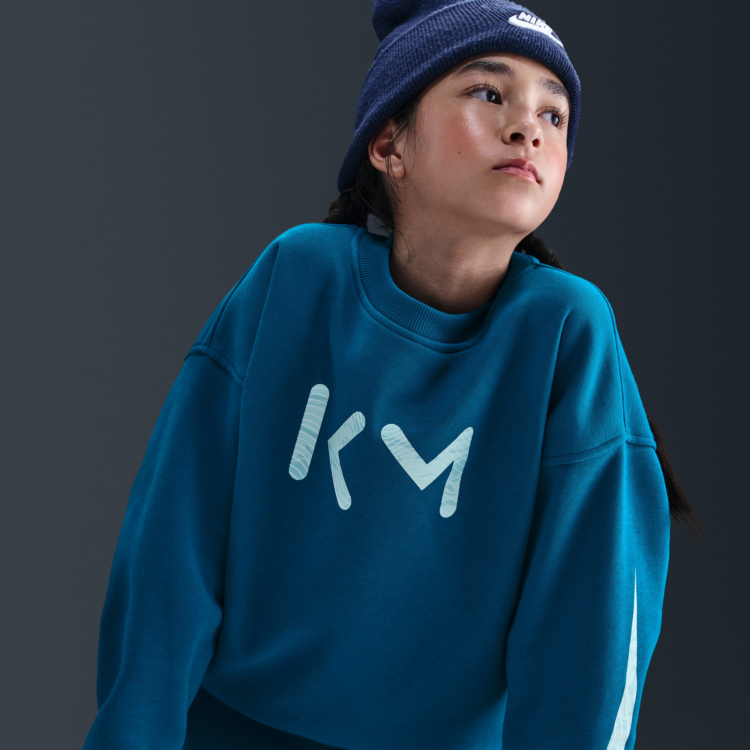 Thumbnail - Kylian Mbappé Club Fleece Nike Fußball Oversize-Sweatshirt mit Rundhalsausschnitt für ältere Kinder (Mädchen) - Blau