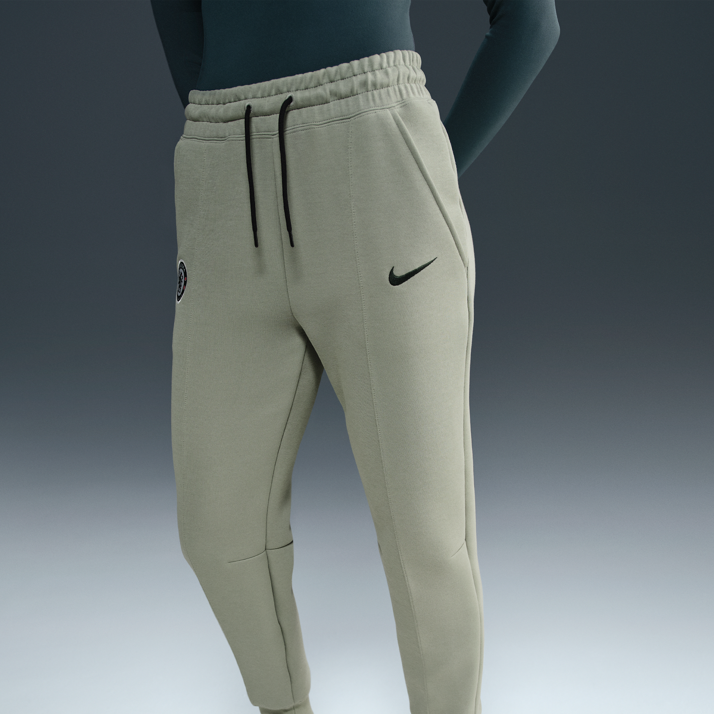 Thumbnail - FC Chelsea Tech Nike Football Fleece-Jogger mit mittelhohem Bund (Damen) - Grün