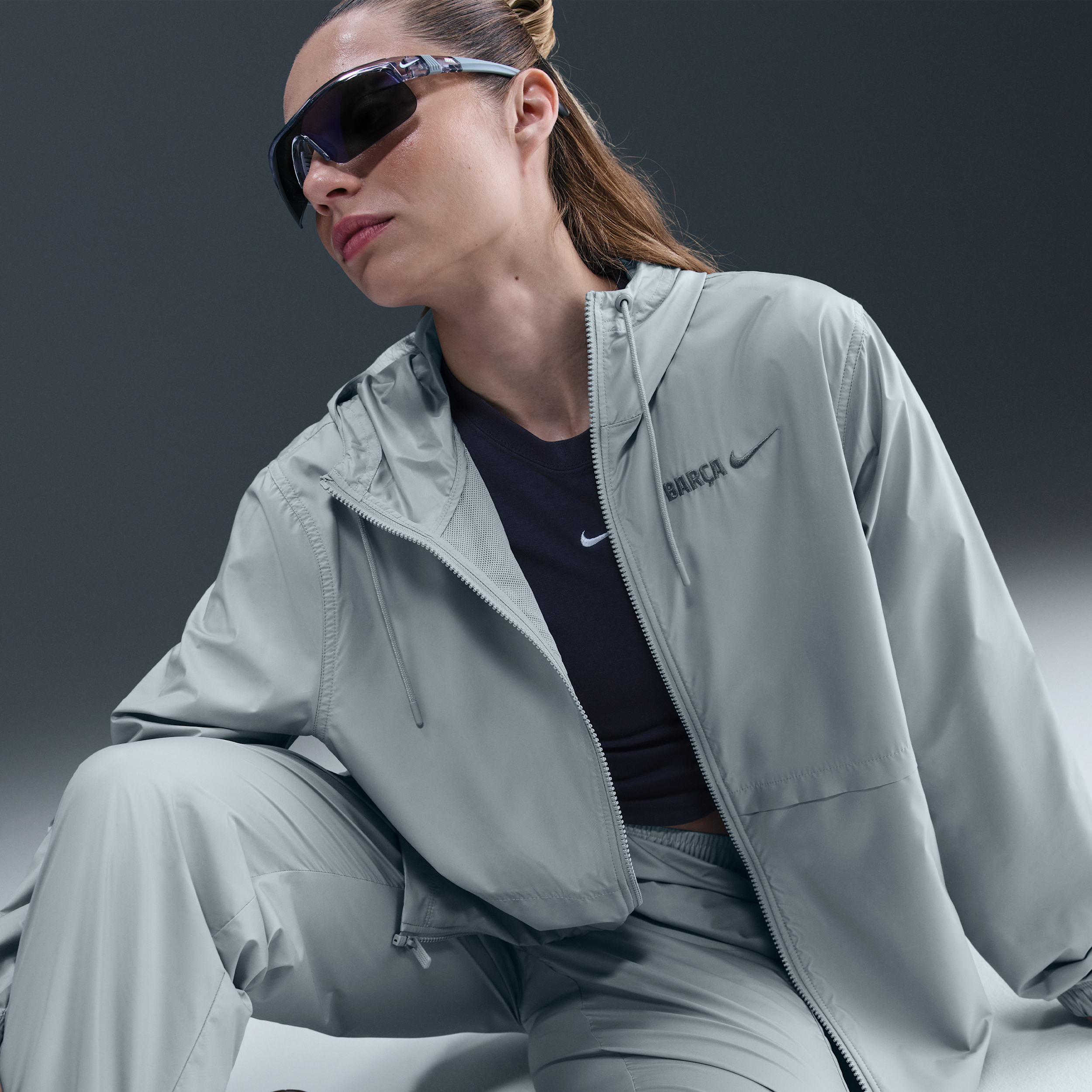 Thumbnail - FC Barcelona Essential Repel Nike Football Webjacke mit Kapuze (Damen) - Grau