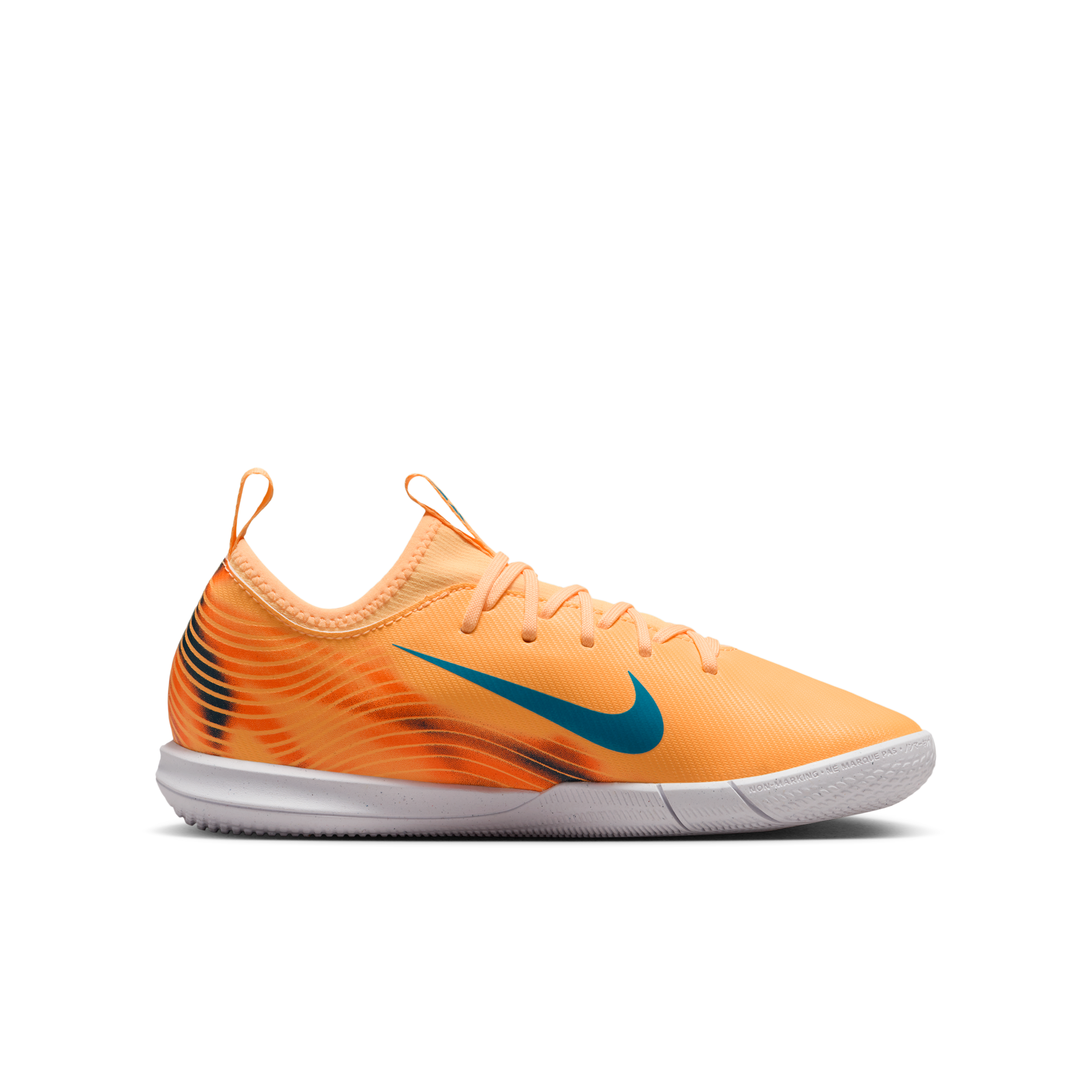 Thumbnail - Nike Jr. Mercurial Vapor 16 Academy "Kylian Mbappé" Low-Top-Fußballschuh für Hallen- und Hartplätze (ältere Kinder) - Or...