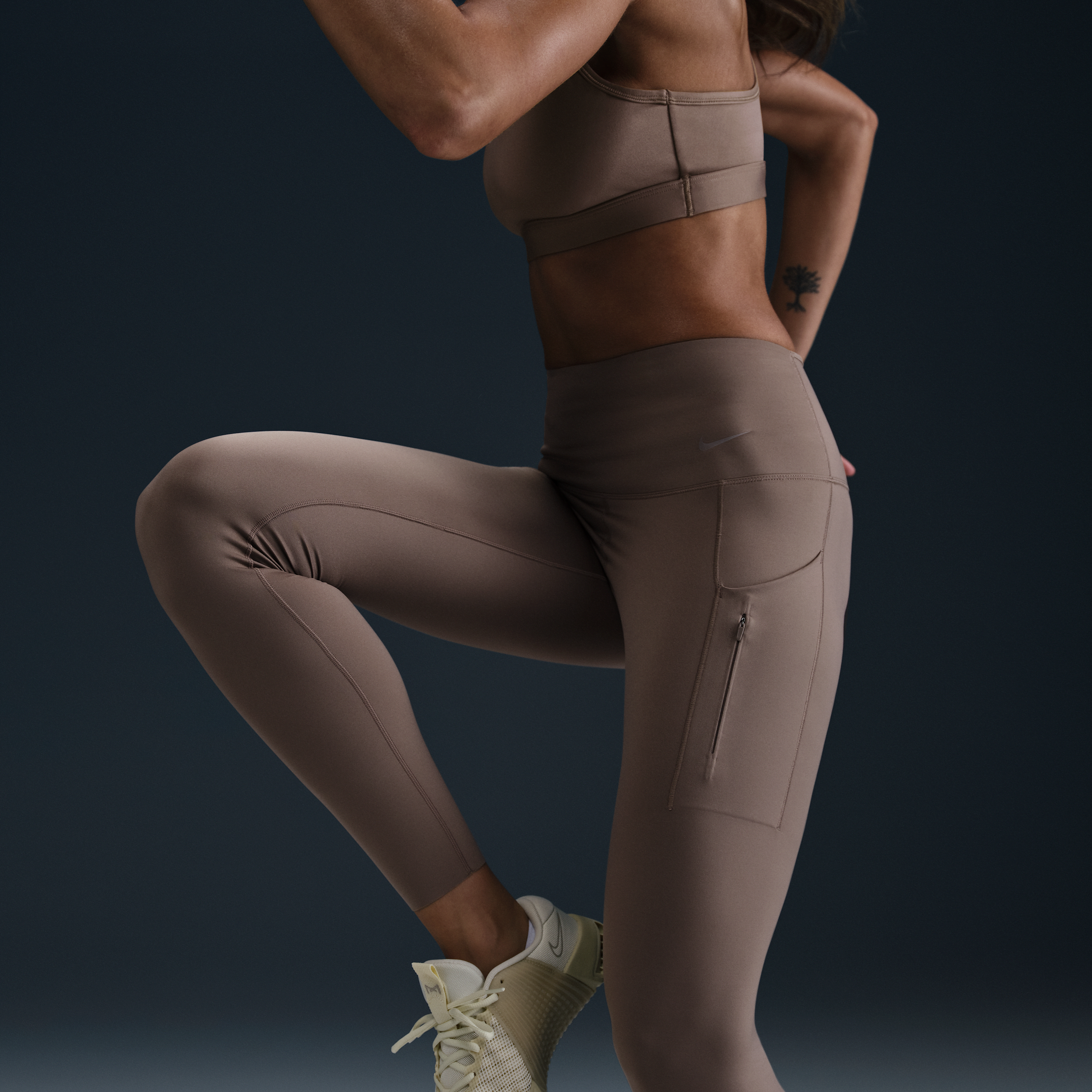 Legging taille haute à maintien supérieur et coupe longue avec poches Nike Go pour femme - Marron