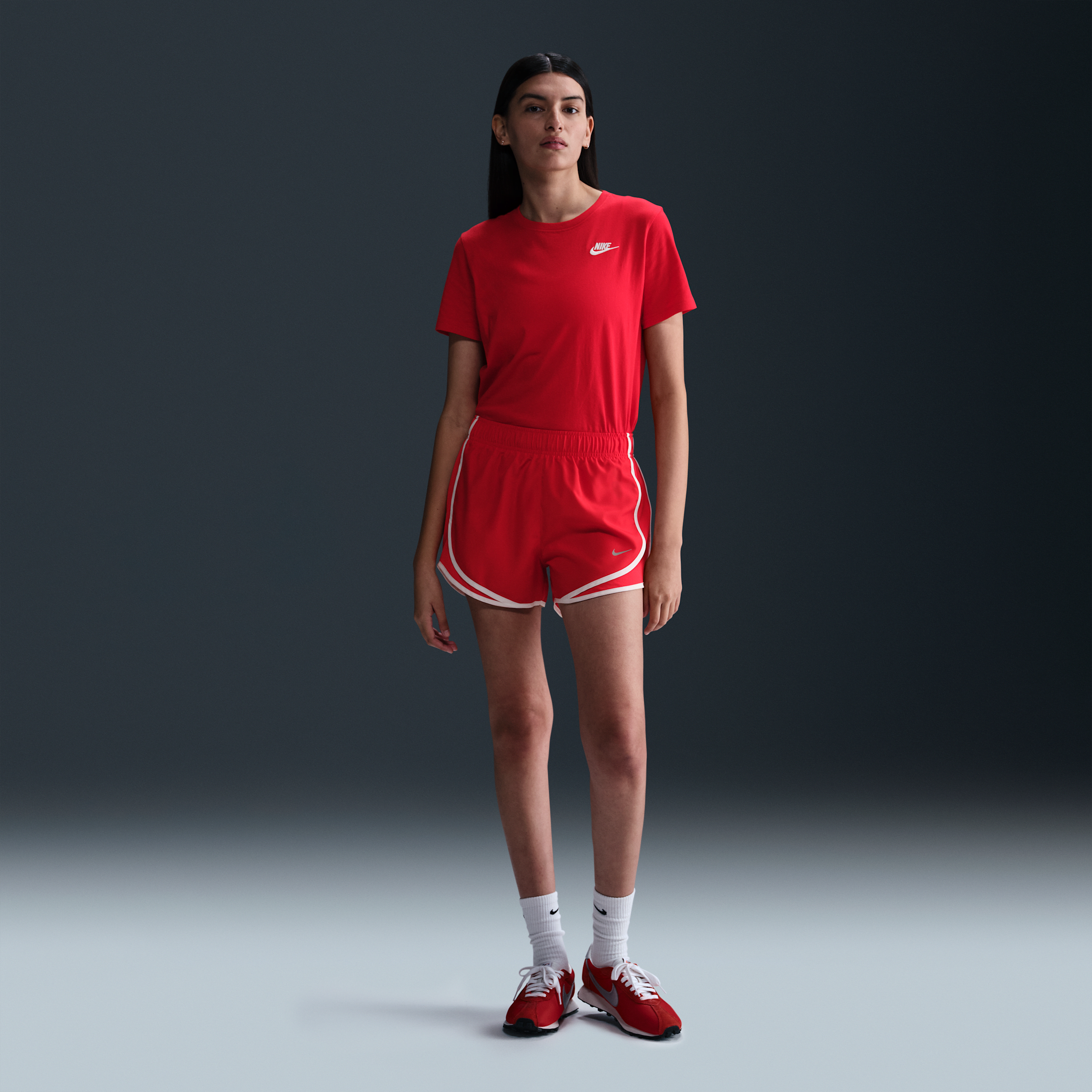 Tee-shirt Nike Sportswear Club Essentials pour femme - Rouge