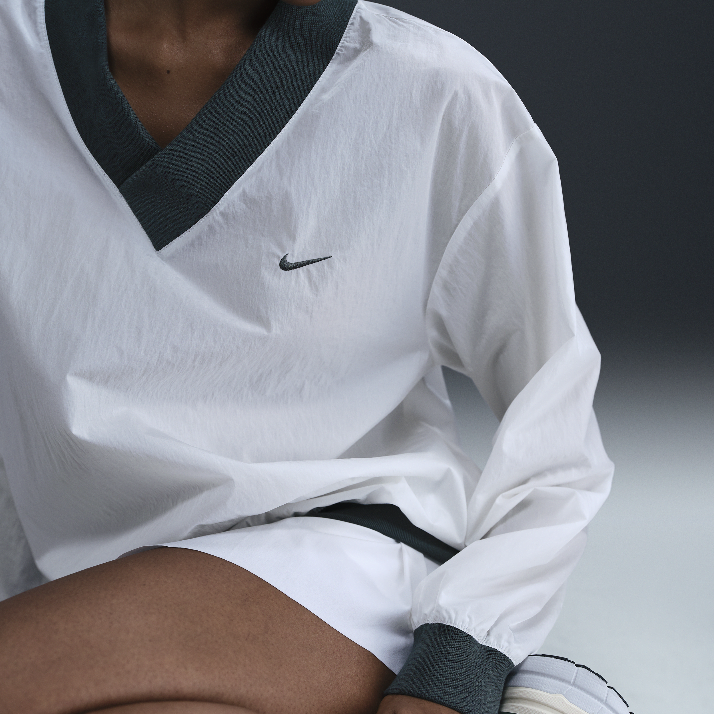 Haut ample tissé anti-UV à manches longues et col en V Nike Sportswear Essential pour femme - Blanc