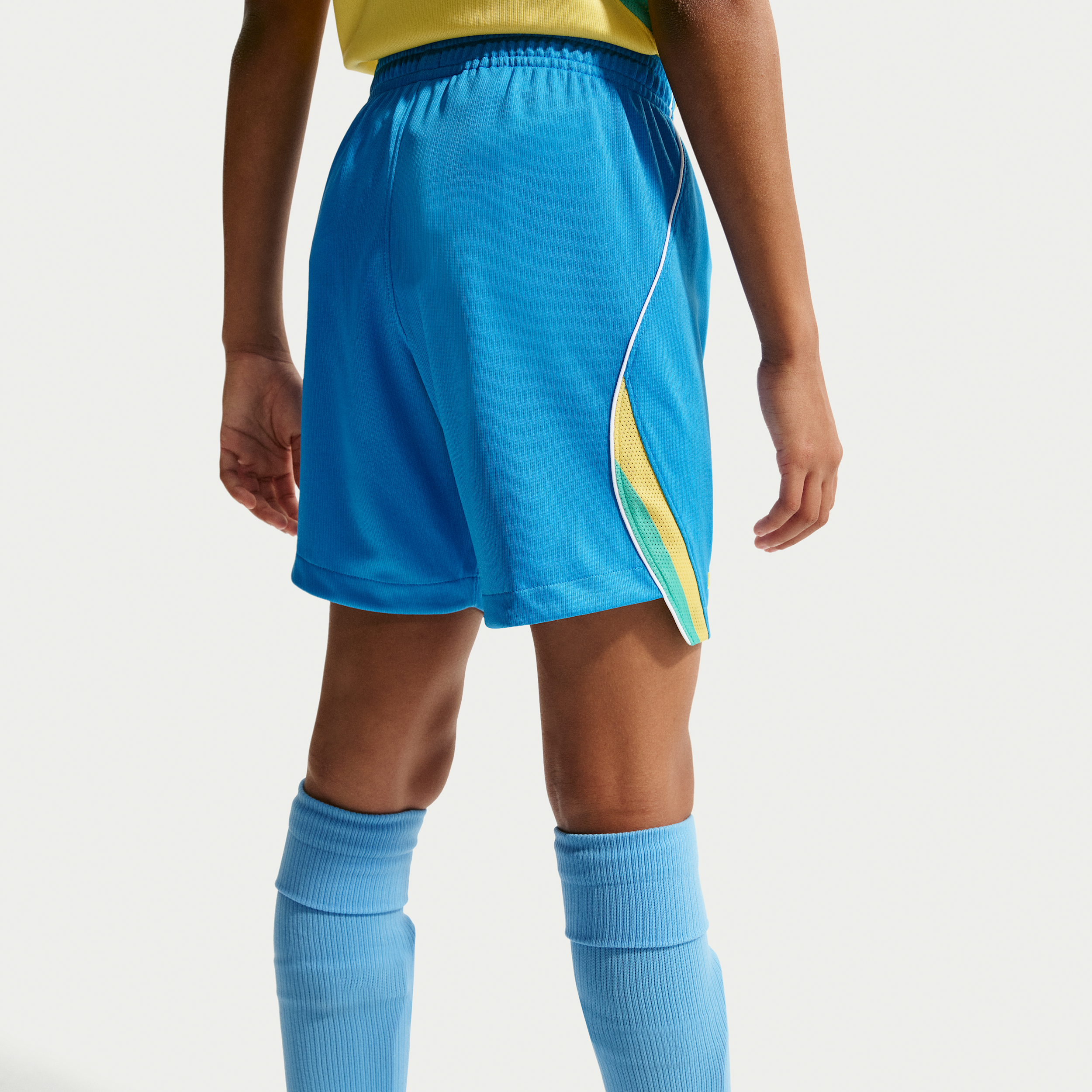 Thumbnail - Brasilien 2026 Heimstadion Nike Dri-FIT Replika-Fußballshorts für ältere Kinder - Blau