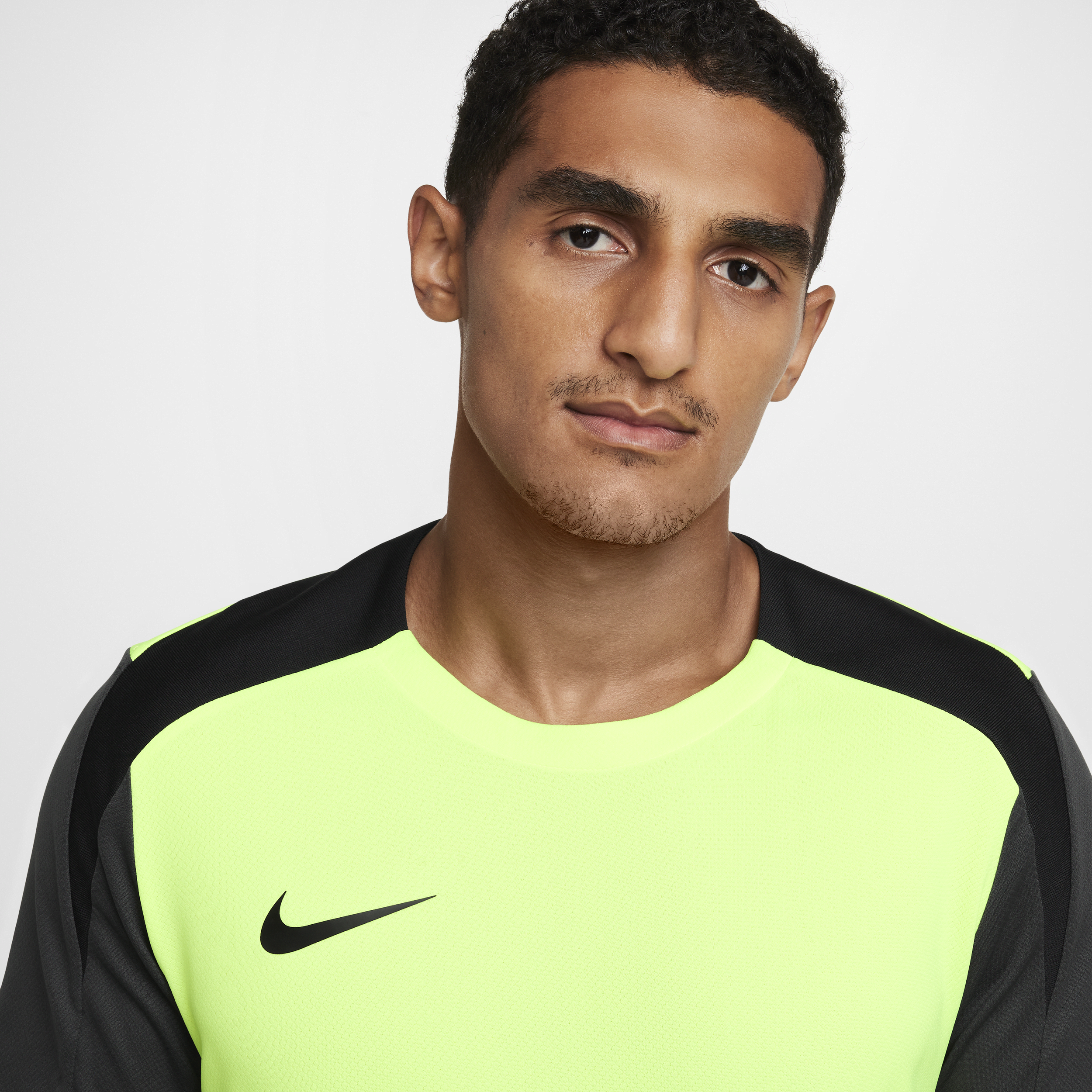 Haut de foot à manches courtes Dri-FIT Nike Strike pour homme - Jaune