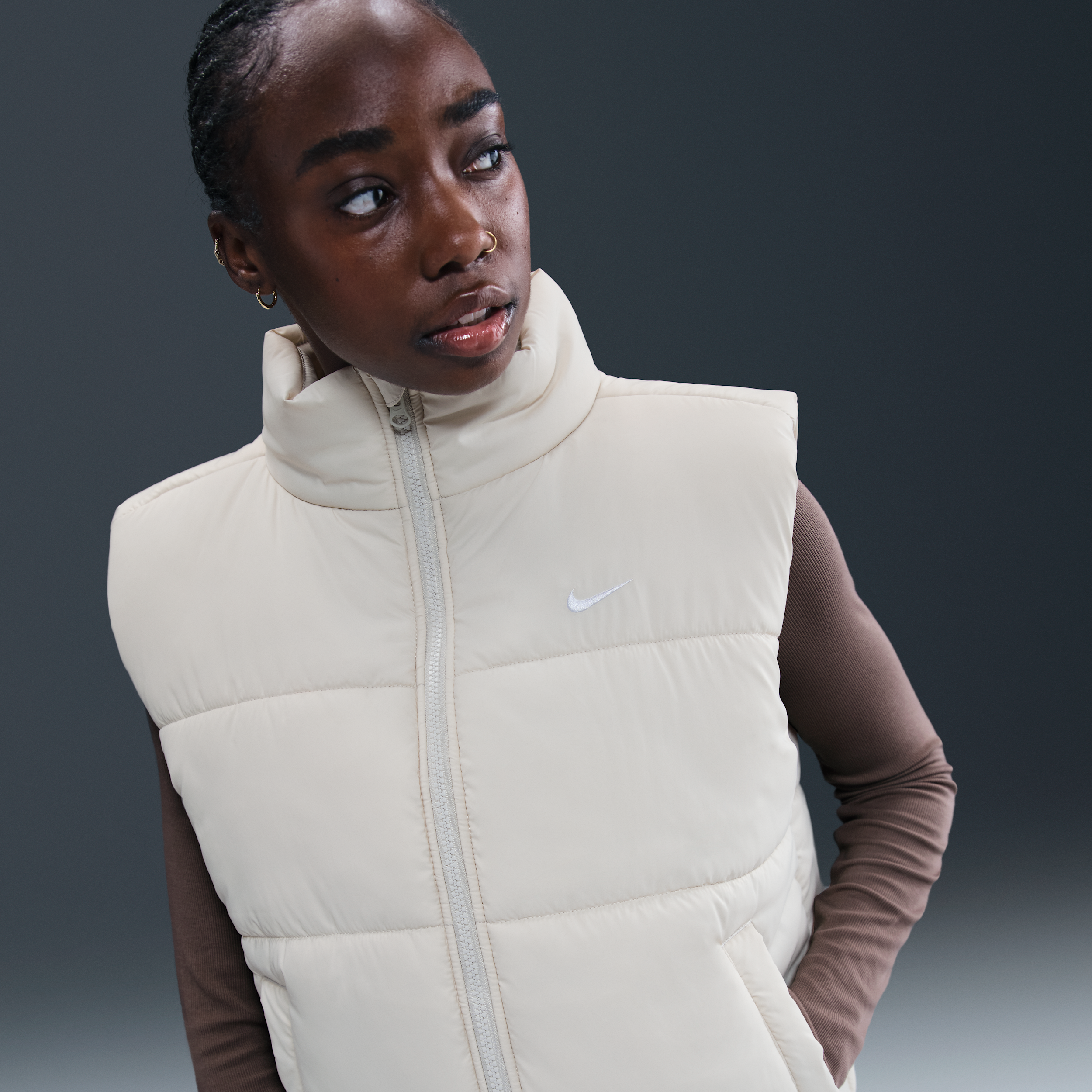 Nike Sportswear Classic Puffer Therma-FIT ruimvallende bodywarmer voor dames - Grijs