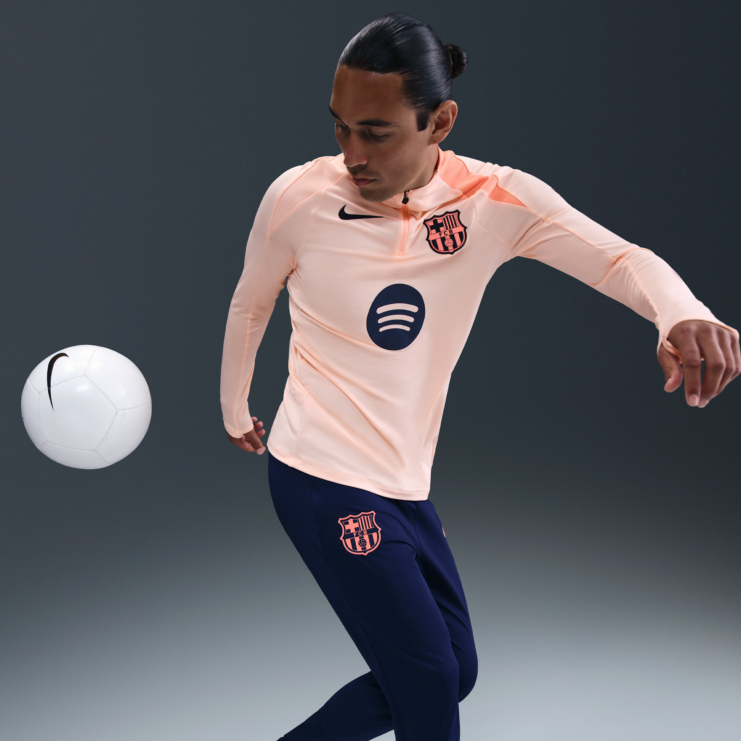 Thumbnail - FC Barcelona Strike Third Nike Dri-FIT Total 90 Fußball-Drill-Oberteil aus Strickmaterial (Herren) - Orange