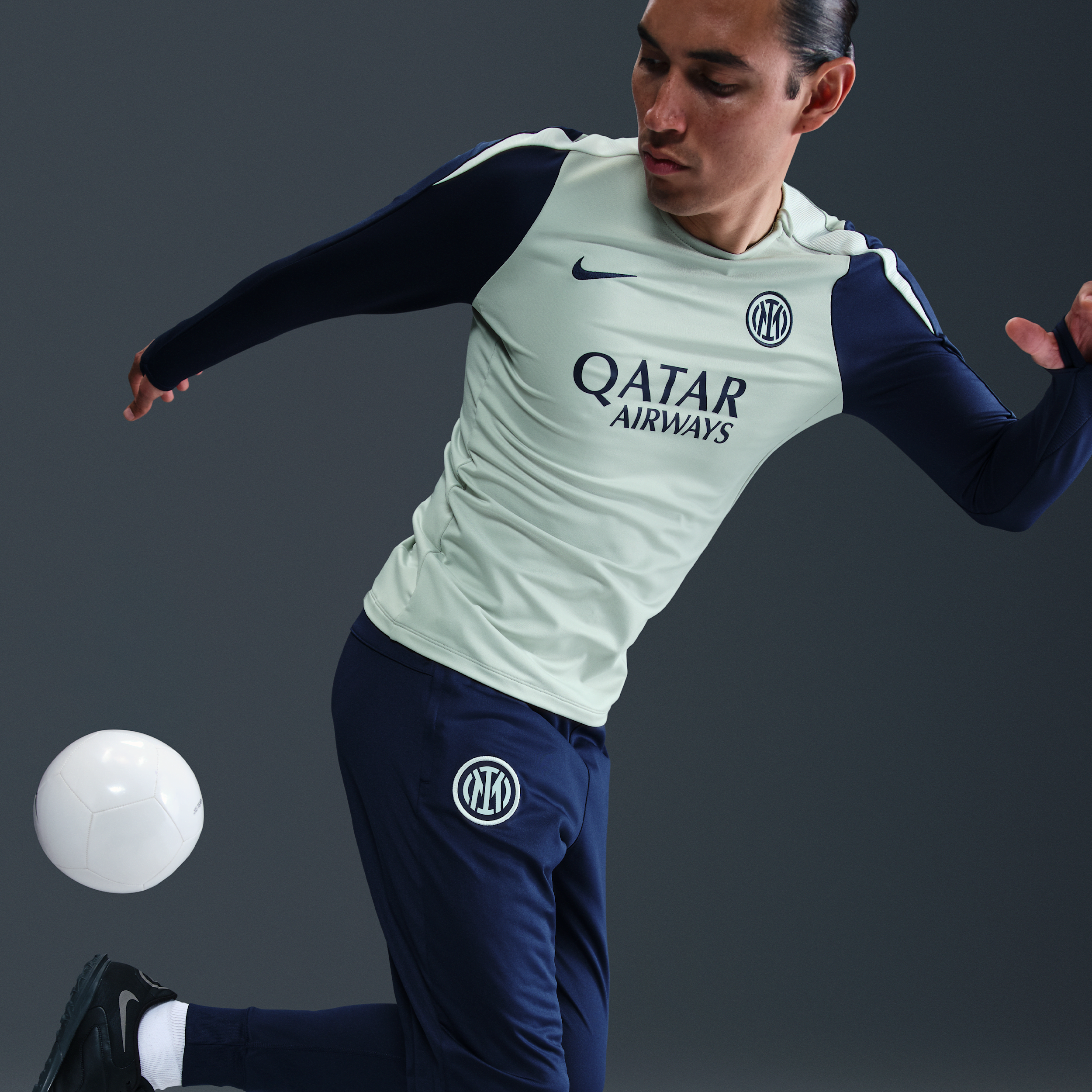 Thumbnail - Inter Mailand Strike Nike Dri-FIT Fußball-Oberteil aus Strickmaterial (Damen) - Grau