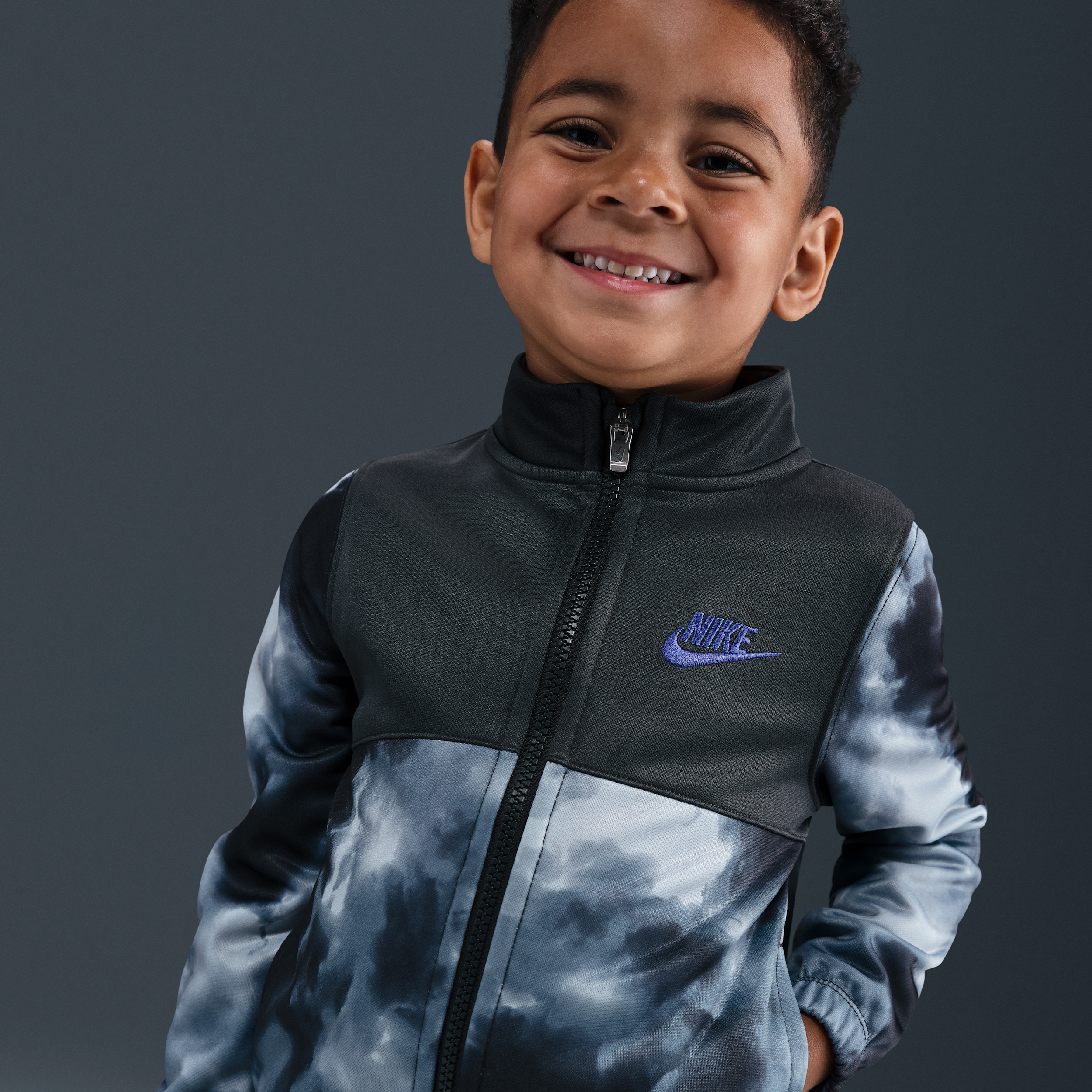 Thumbnail - Nike Dri-FIT Futura Storm bedrucktes 2-teiliges Propus-Set für kleine Kinder - Grau
