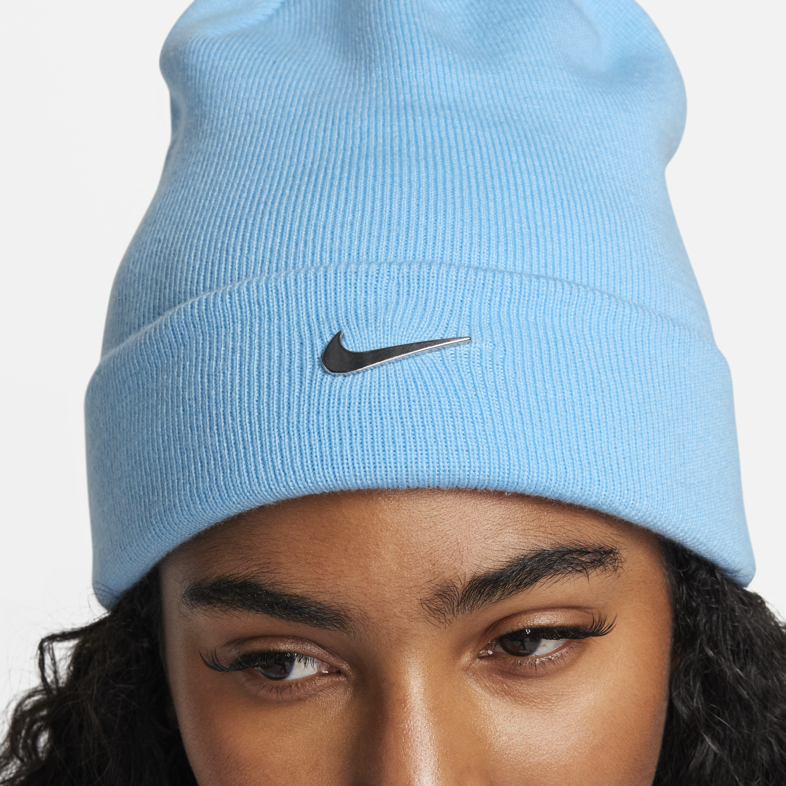 Nike Peak beanie met standaardomslag en metalen Swoosh Blauw
