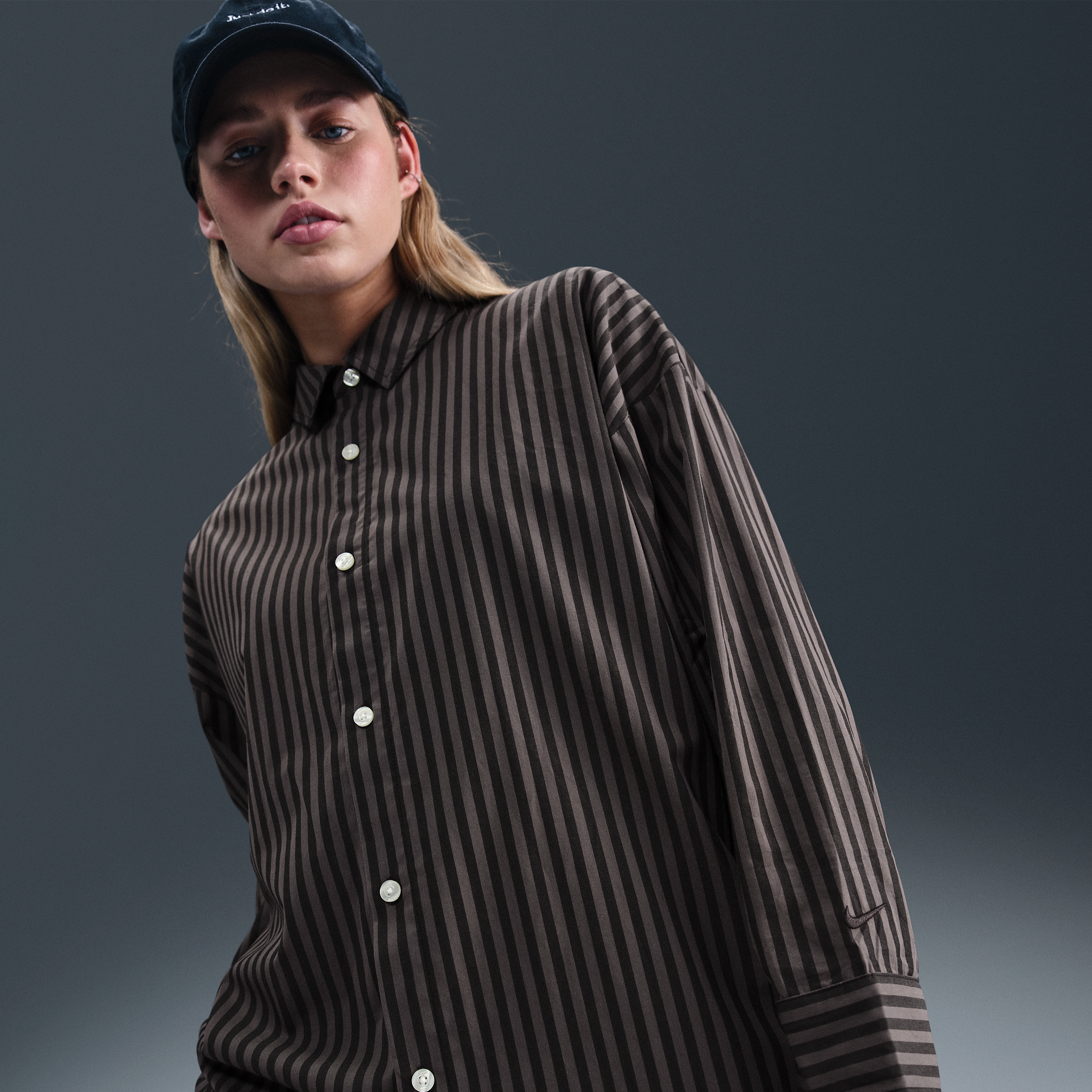 Thumbnail - Nike Chill Poplin Button-Up-Longsleeve mit Oversize-Passform (Damen) - Schwarz