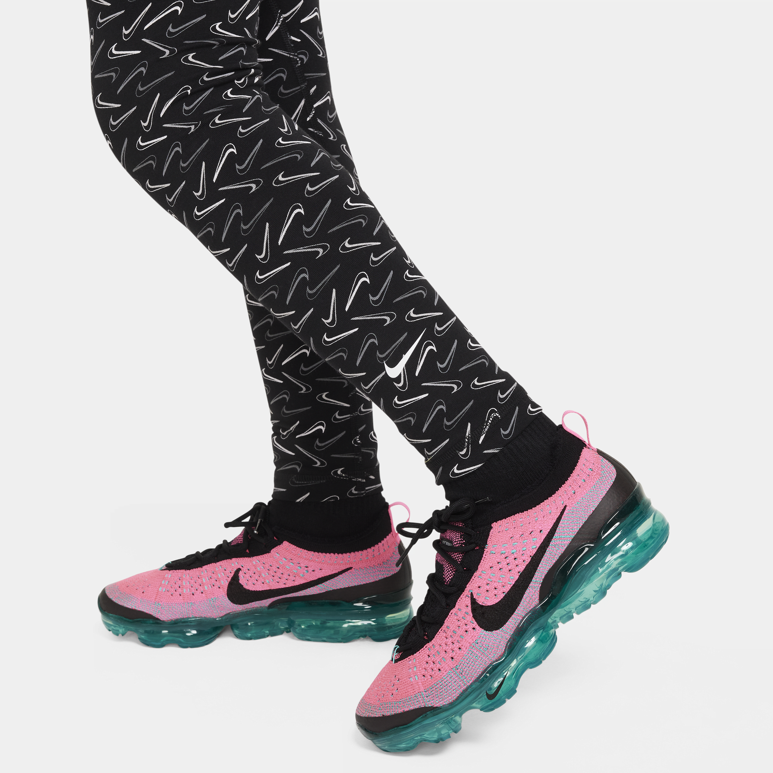 Nike Sportswear Essential legging met halfhoge taille voor meisjes Zwart