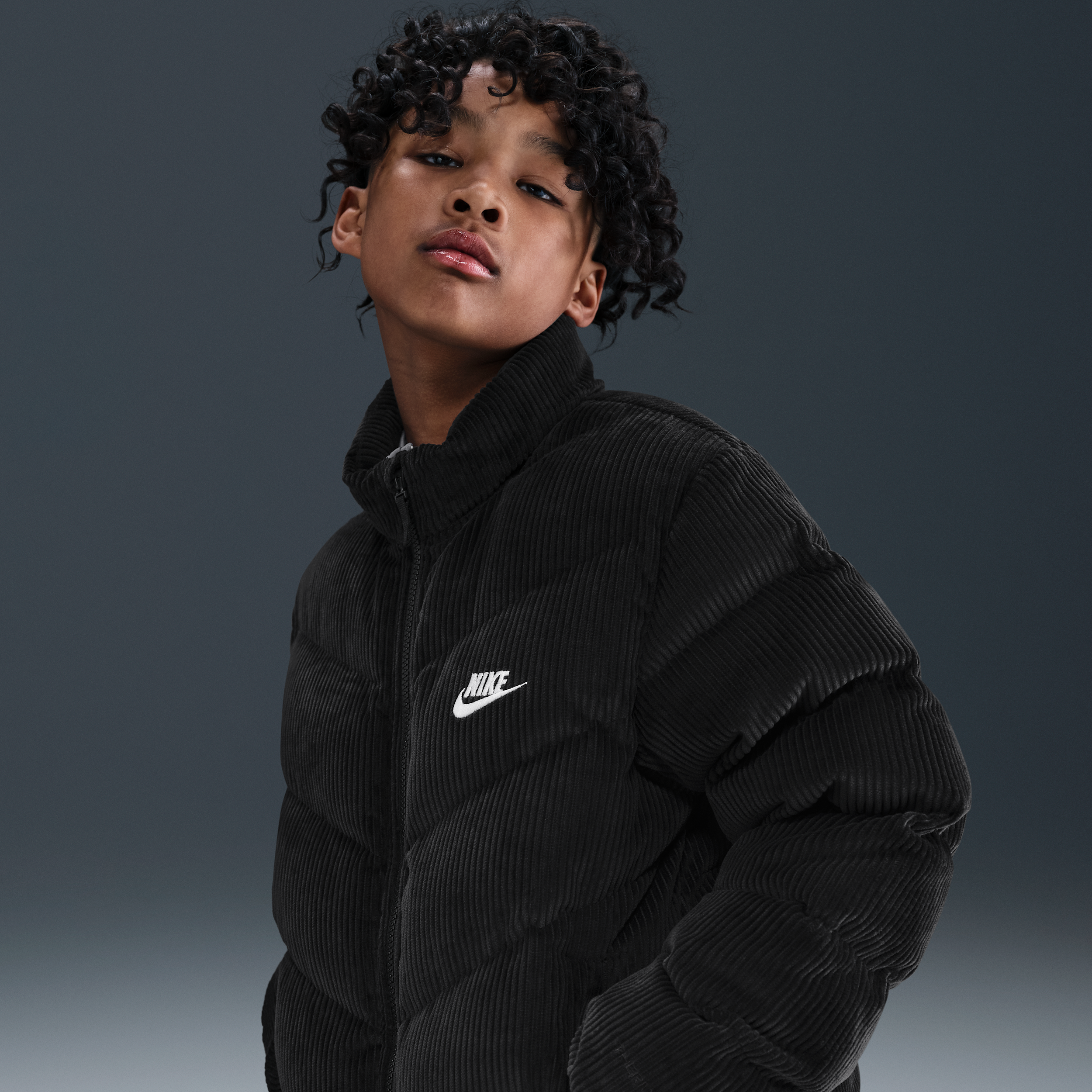 Nike Sportswear All Day Play gewatteerd Therma-FIT jack met ruime pasvorm voor kids Zwart