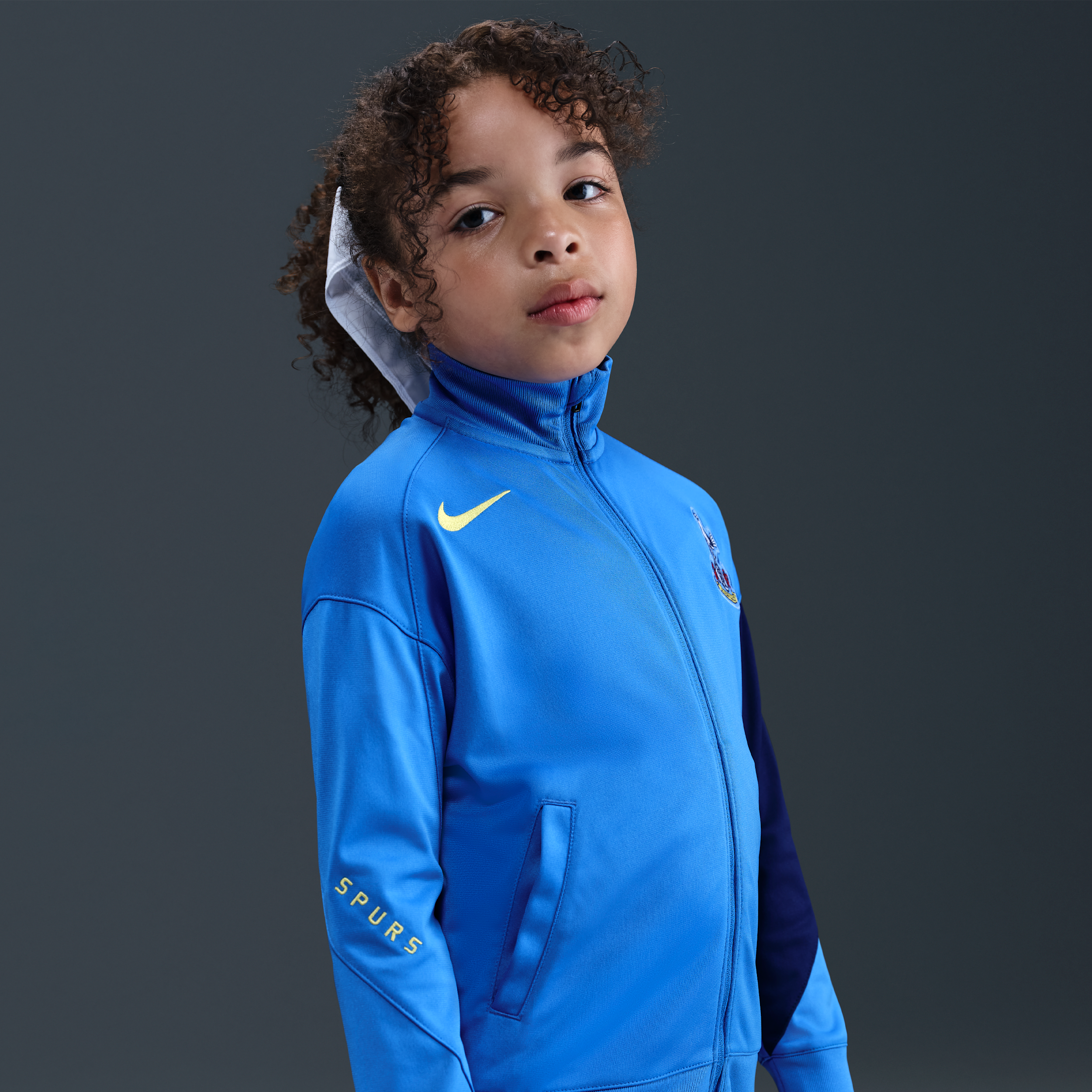 Thumbnail - Tottenham Hotspur Strike Third Nike Dri-FIT Total 90 Fußball-Trainingsanzug aus Strickmaterial (jüngere Kinder) - Blau