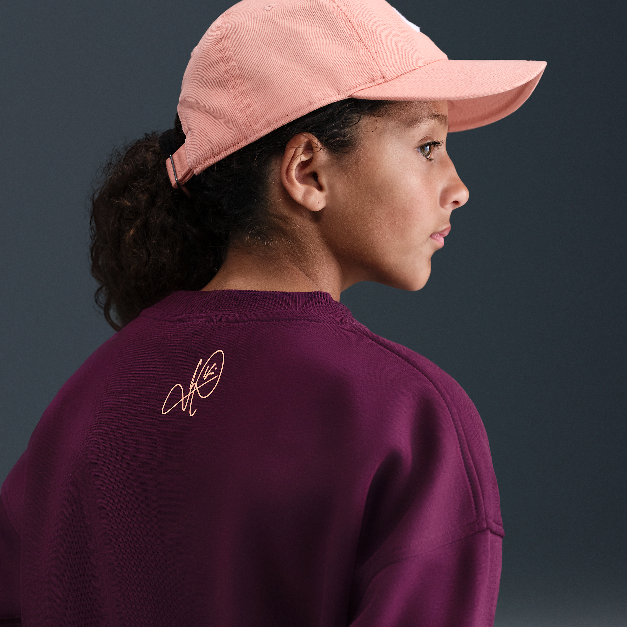 Thumbnail - Kylian Mbappé Club Fleece Nike Fußball Oversize-Sweatshirt mit Rundhalsausschnitt für ältere Kinder (Mädchen) - Rot