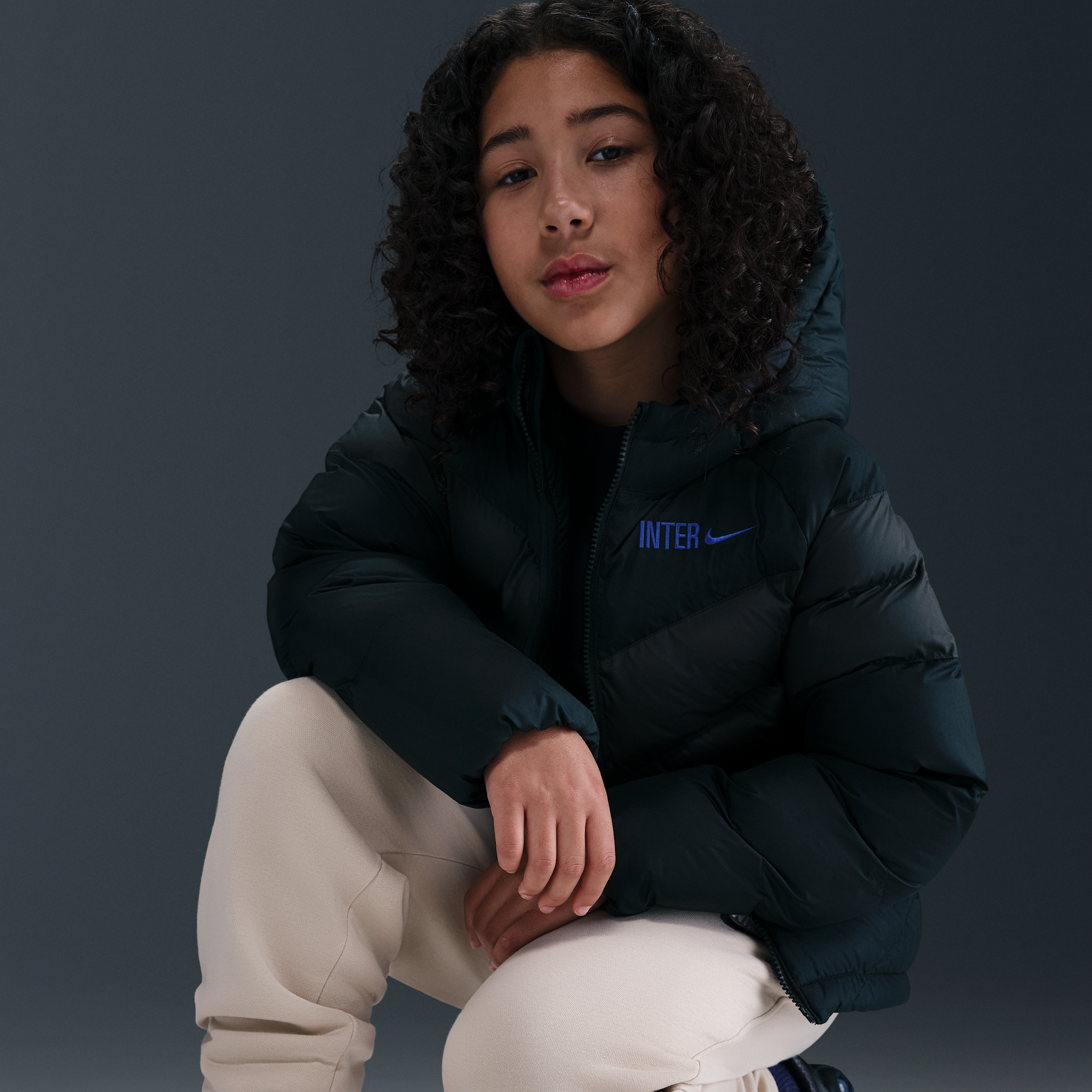 Thumbnail - Inter Mailand Nike Fußballjacke mit Kapuze und Synthetikfüllung für ältere Kinder - Schwarz