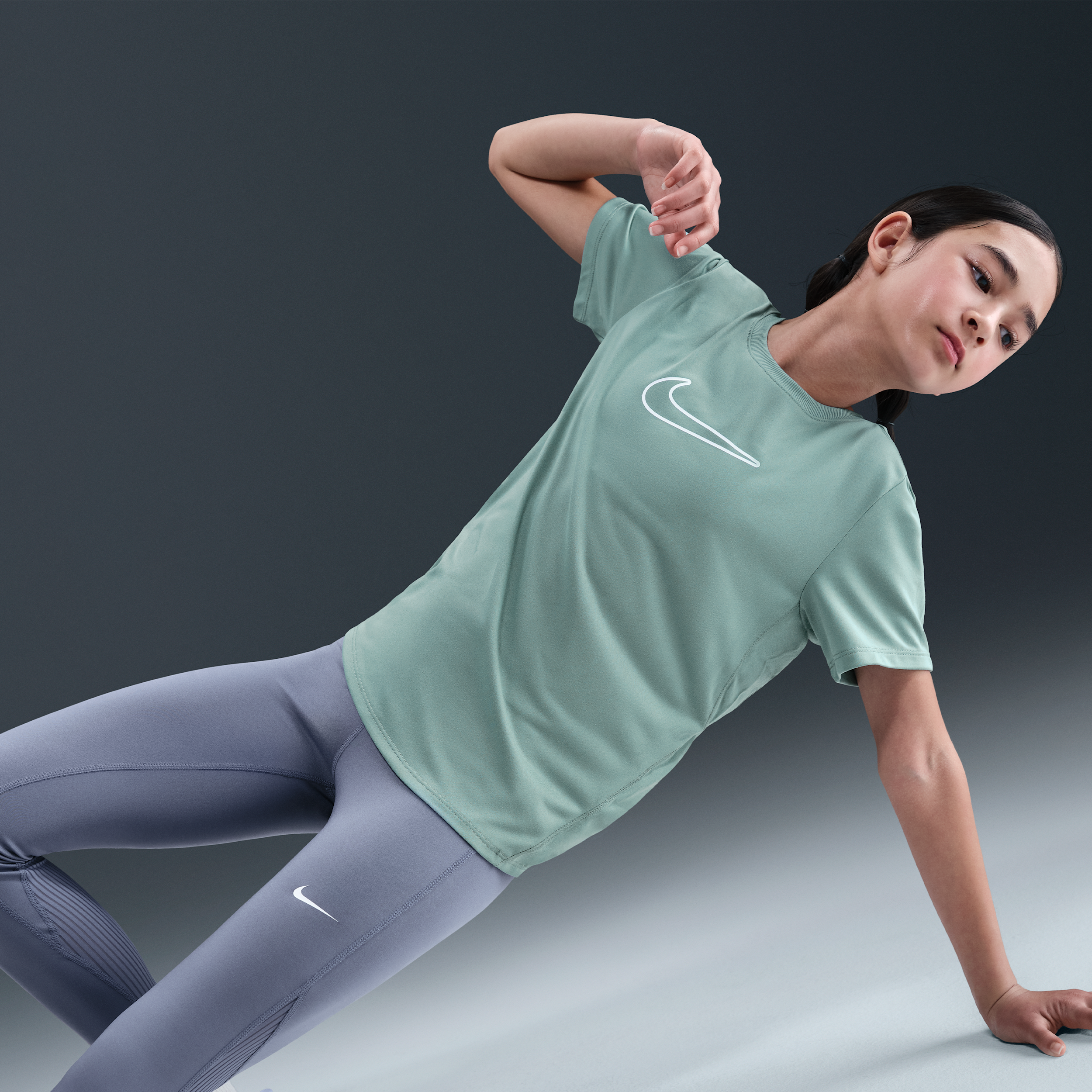 Thumbnail - Nike One Fitted Dri-FIT-Kurzarmshirt (Mädchen) - Grün