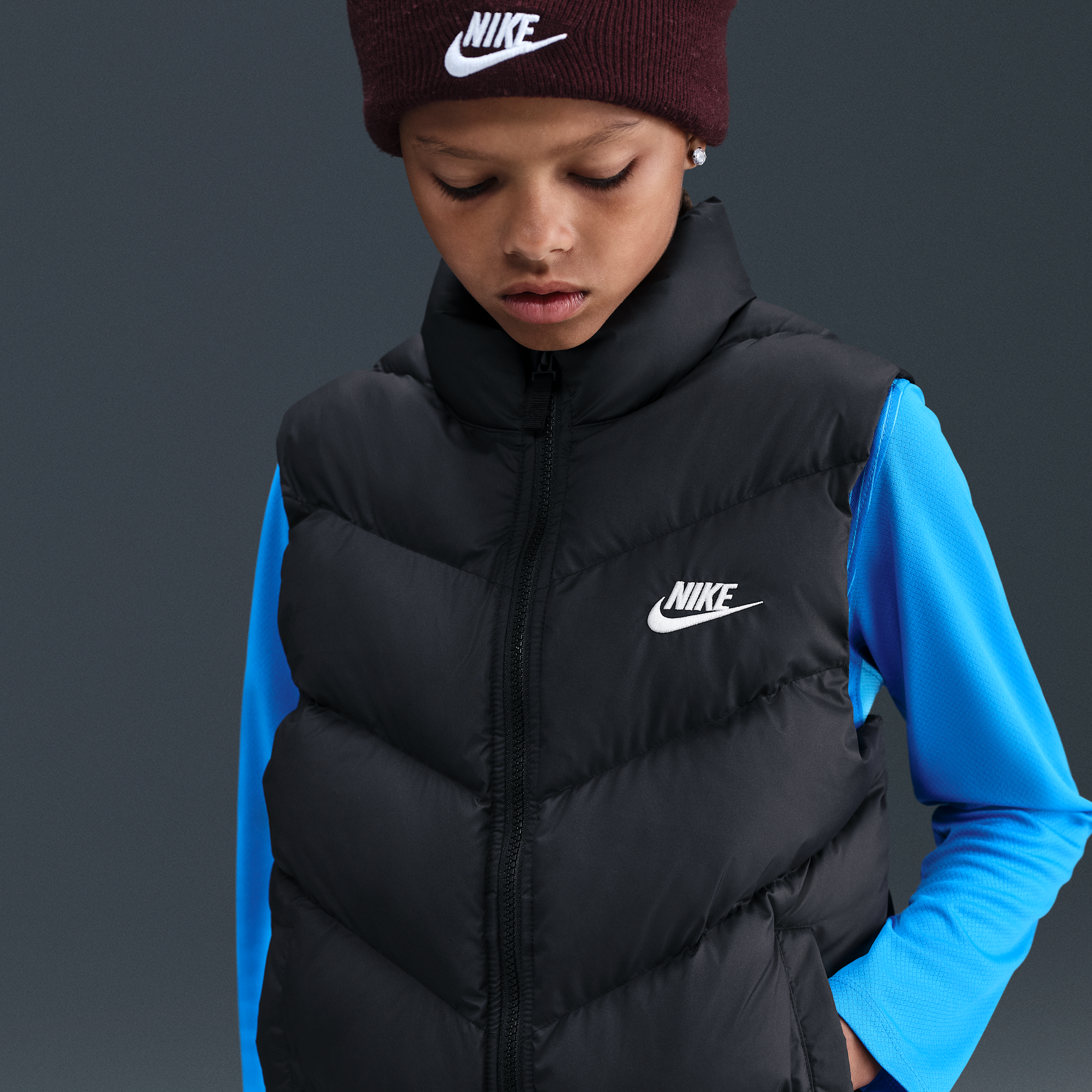 Thumbnail - Nike All Day Play Therma-FIT-Puffer-Weste mit weiter Passform (ältere Kinder) - Schwarz