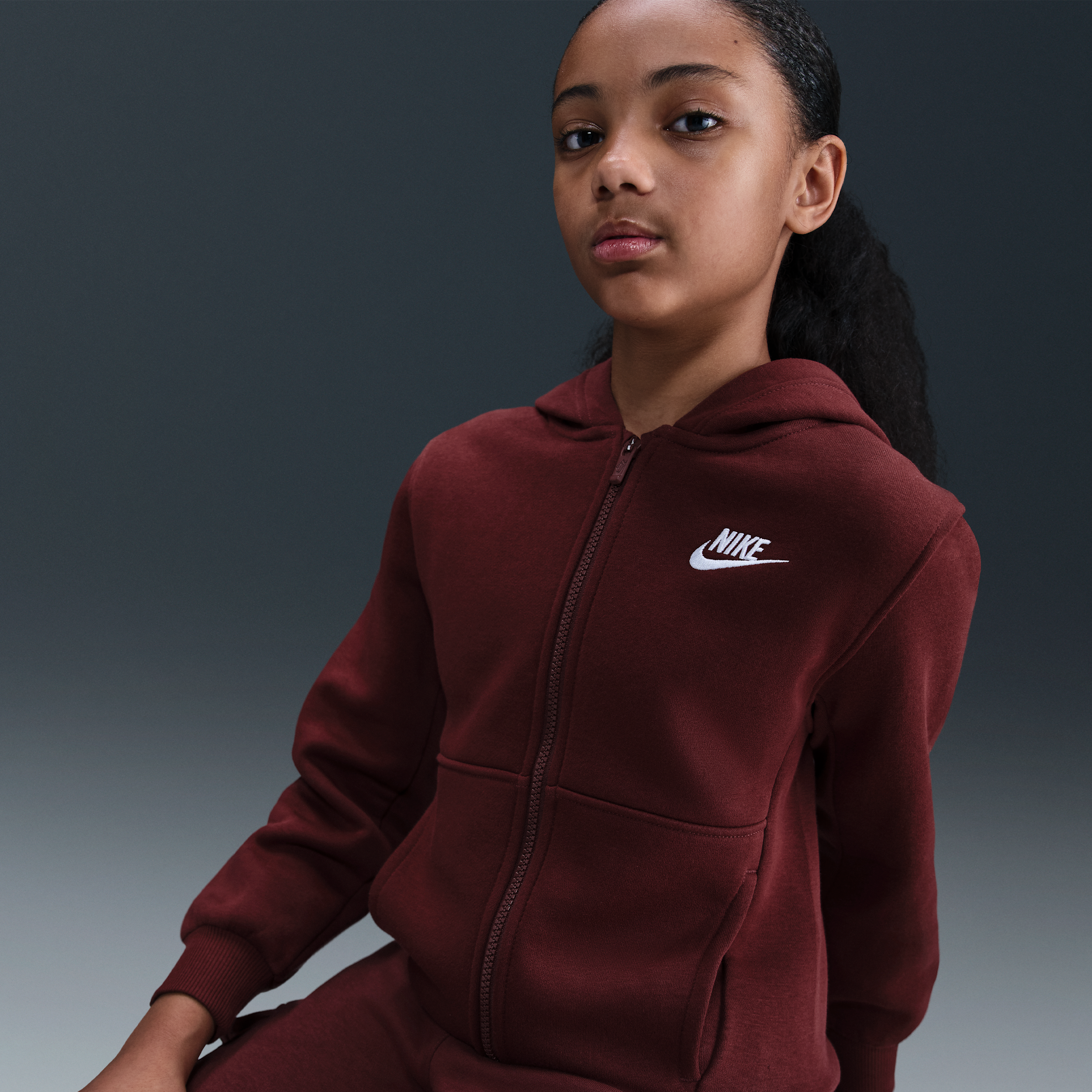 Thumbnail - Nike Club Fleece Kapuzenjacke für ältere Kinder - Rot