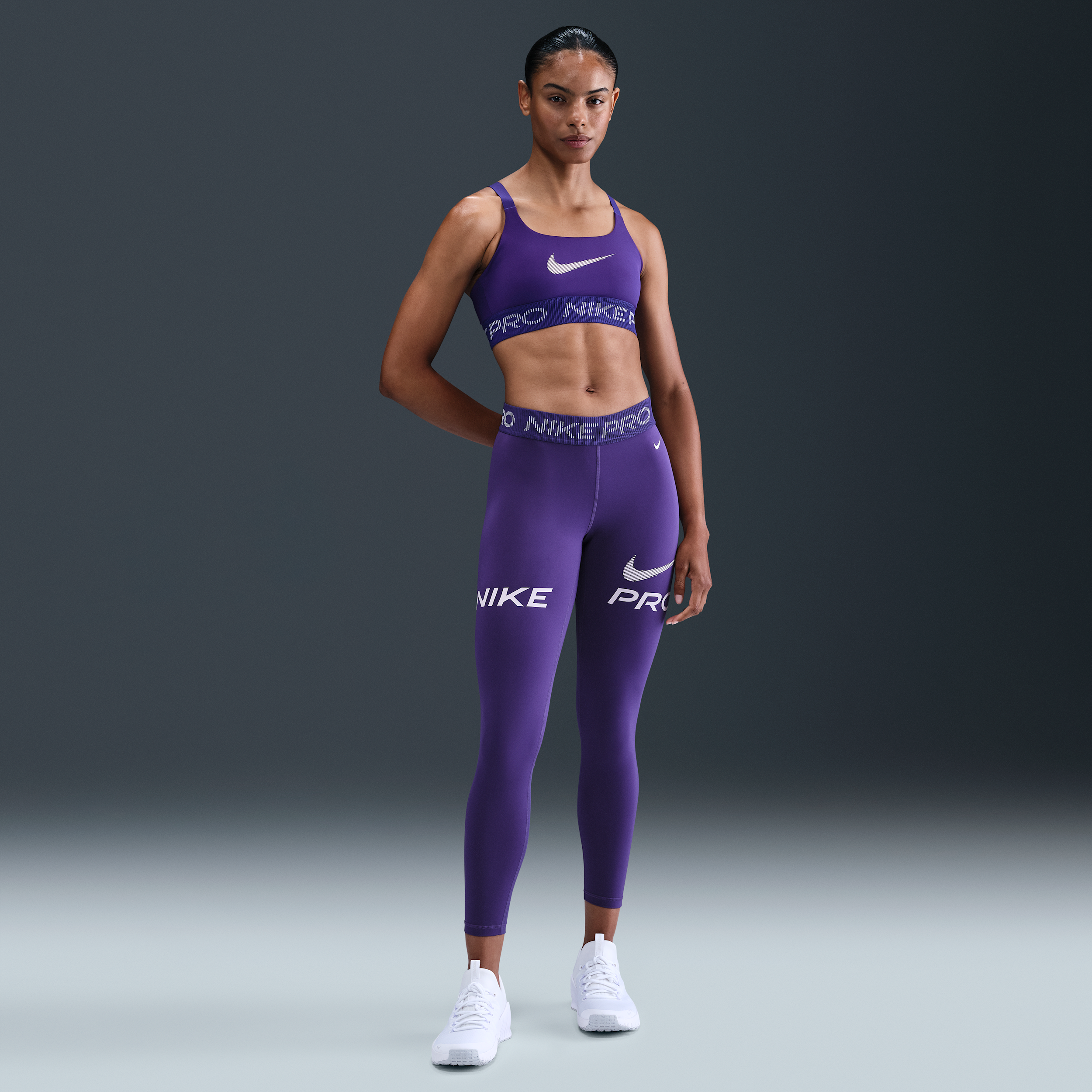 Thumbnail - Nike Pro 7/8-Leggings mit mittelhohem Bund, Mesh-Einsatz und Grafik (Damen) - Lila