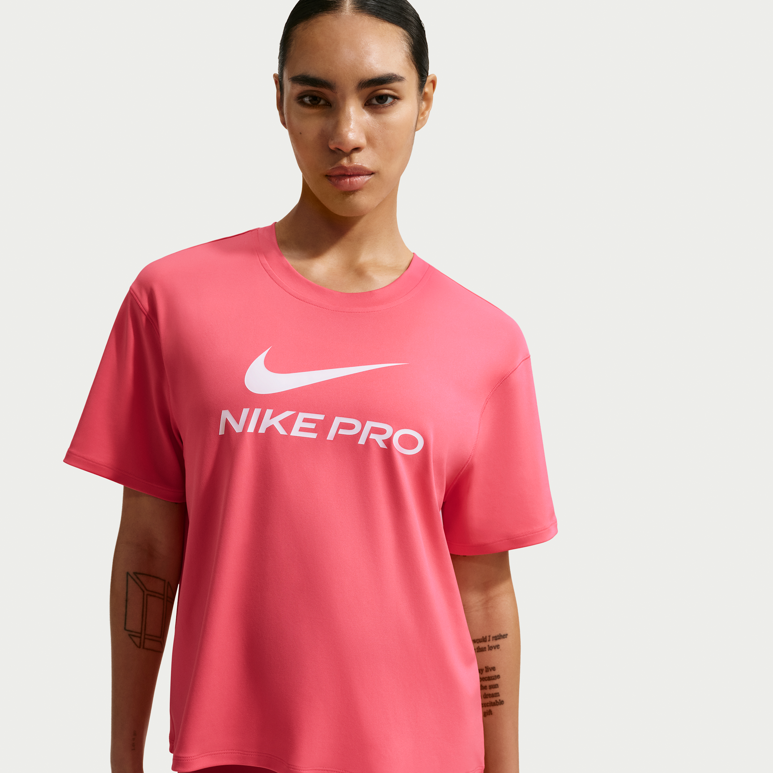 T-shirt ampia Nike Pro – Donna - Rosa