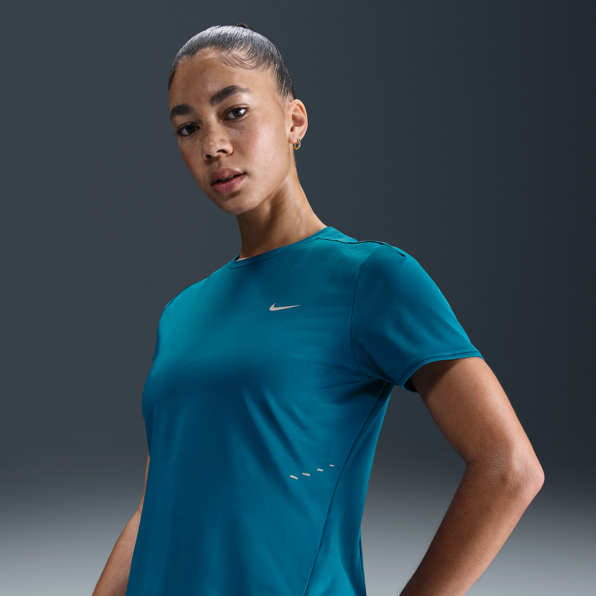 Nike Swift Dri-FIT hardlooptop met korte mouwen voor dames Blauw