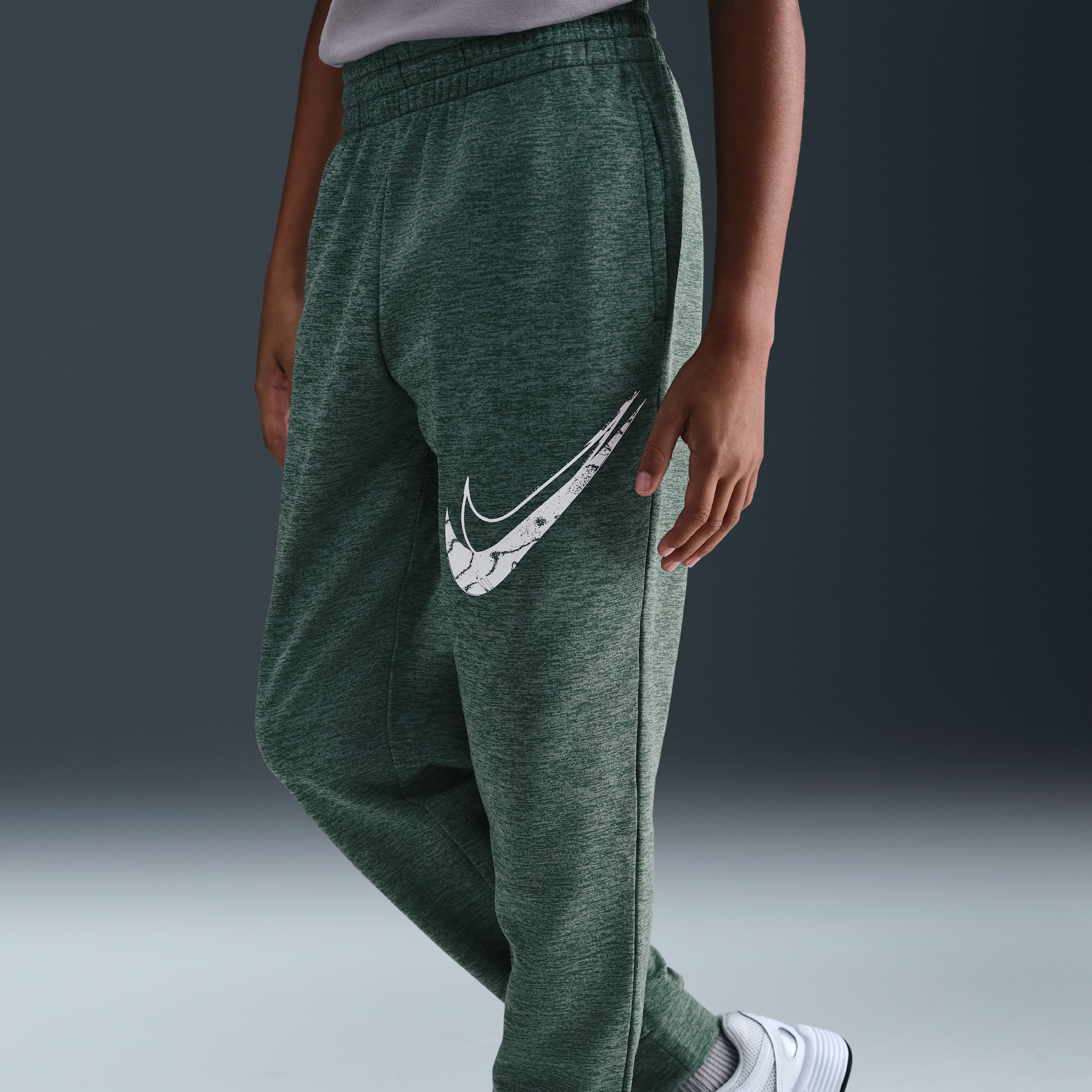 Thumbnail - Nike Multi Stain Repel Therma-FIT Jogger (ältere Kinder) - Grün