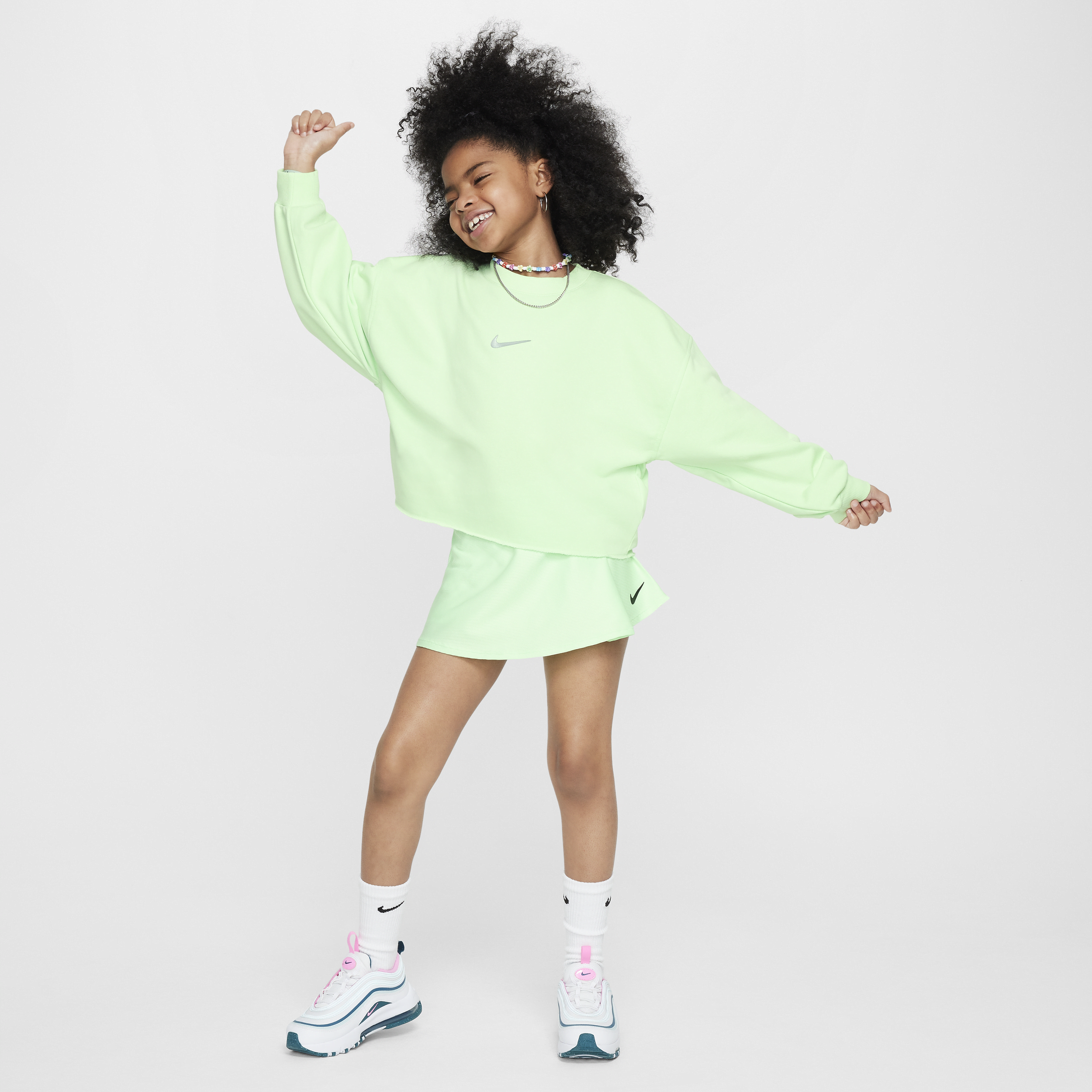 Nike Sportswear Dri-FIT sweatshirt met ronde hals voor meisjes Groen