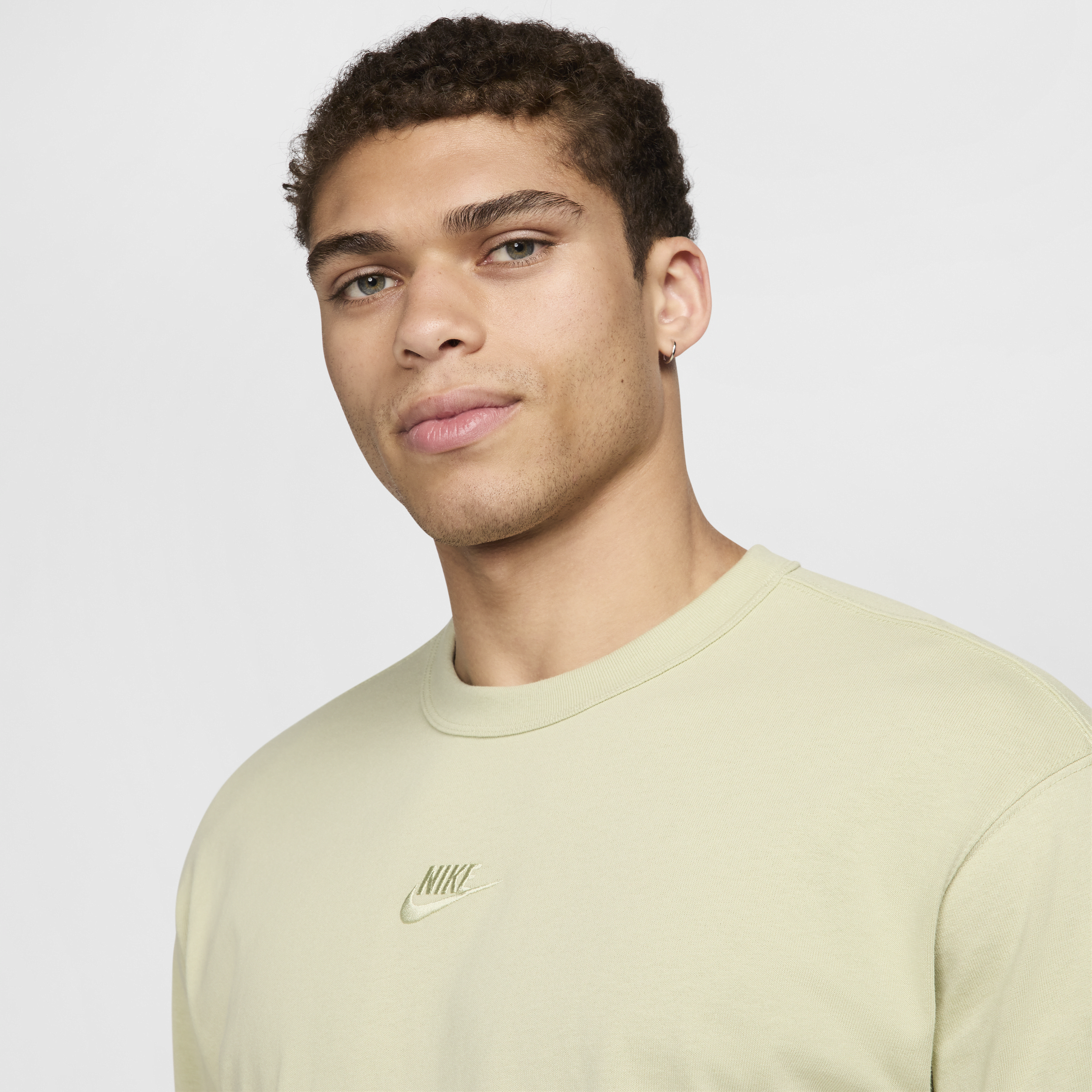 Tee-shirt Nike Sportswear Premium Essentials pour Homme - Vert