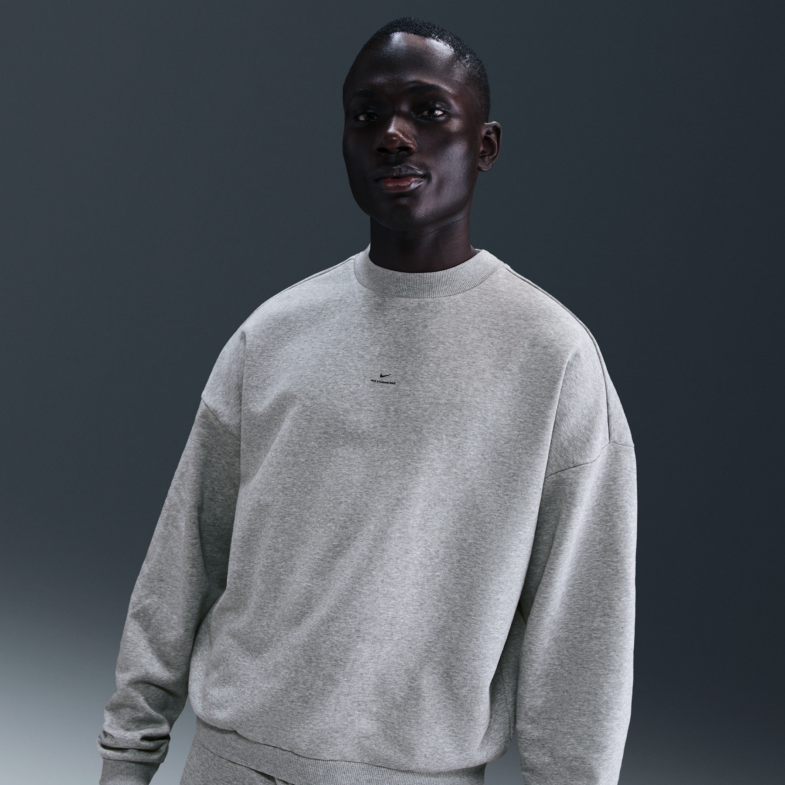 Thumbnail - Nike Standard Issue Therma-FIT-Basketball-Oberteil mit Rundhalsausschnitt (Herren) - Grau