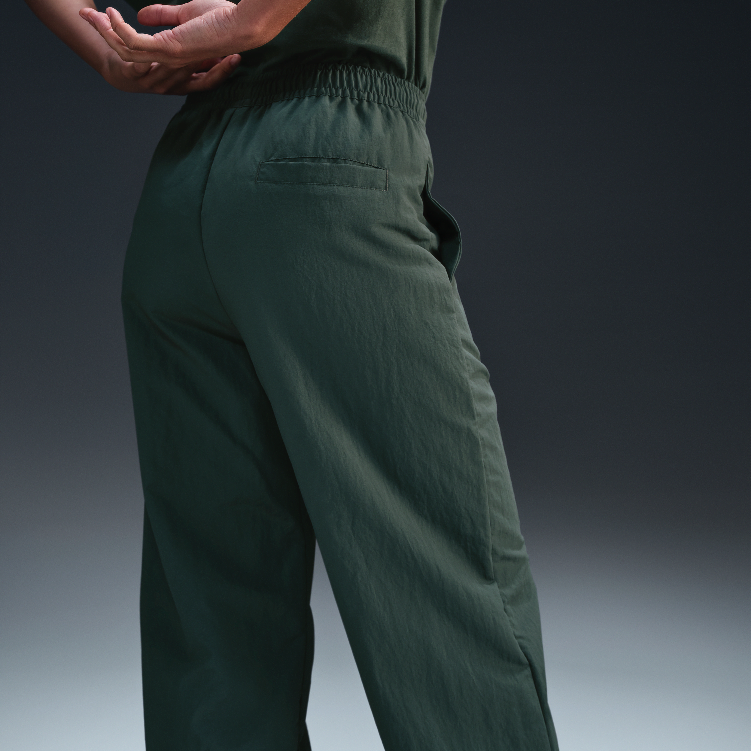 Pantalon taille mi-haute à ourlet ouvert Nike Sportswear Everything Wovens pour femme - Vert